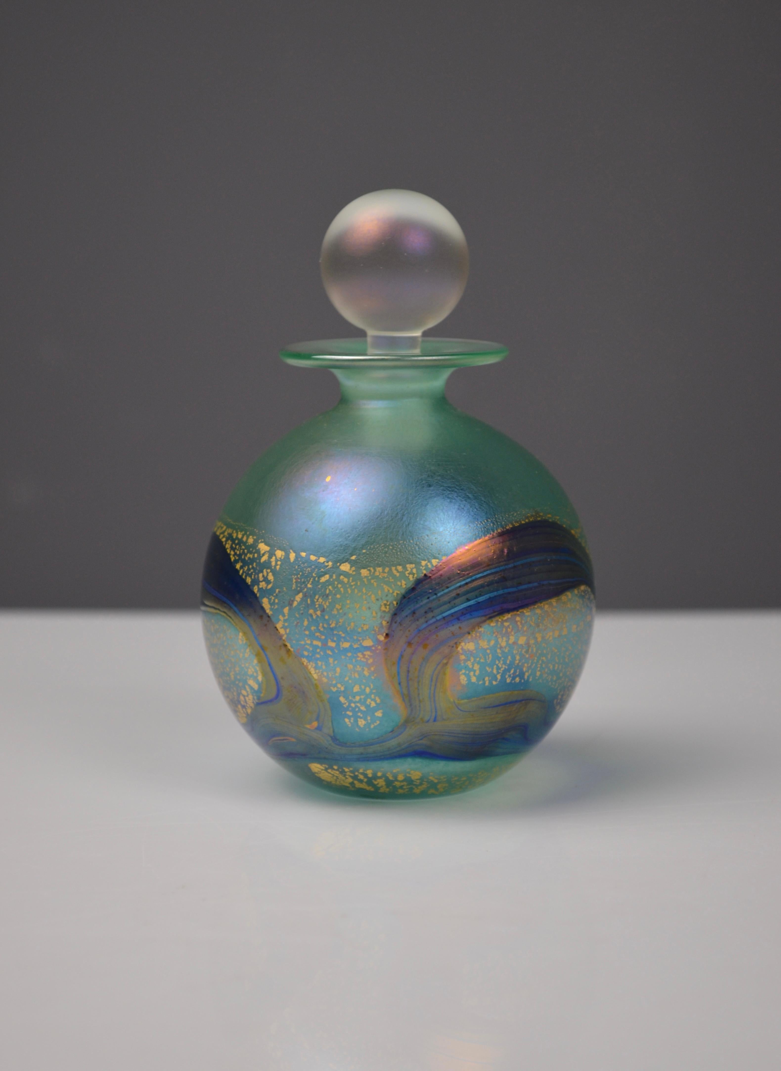 Botella de perfume de vidrio verde y azul iridiscente de Isle of Wight Studio Glass en Bueno estado para la venta en Marinha Grande, PT