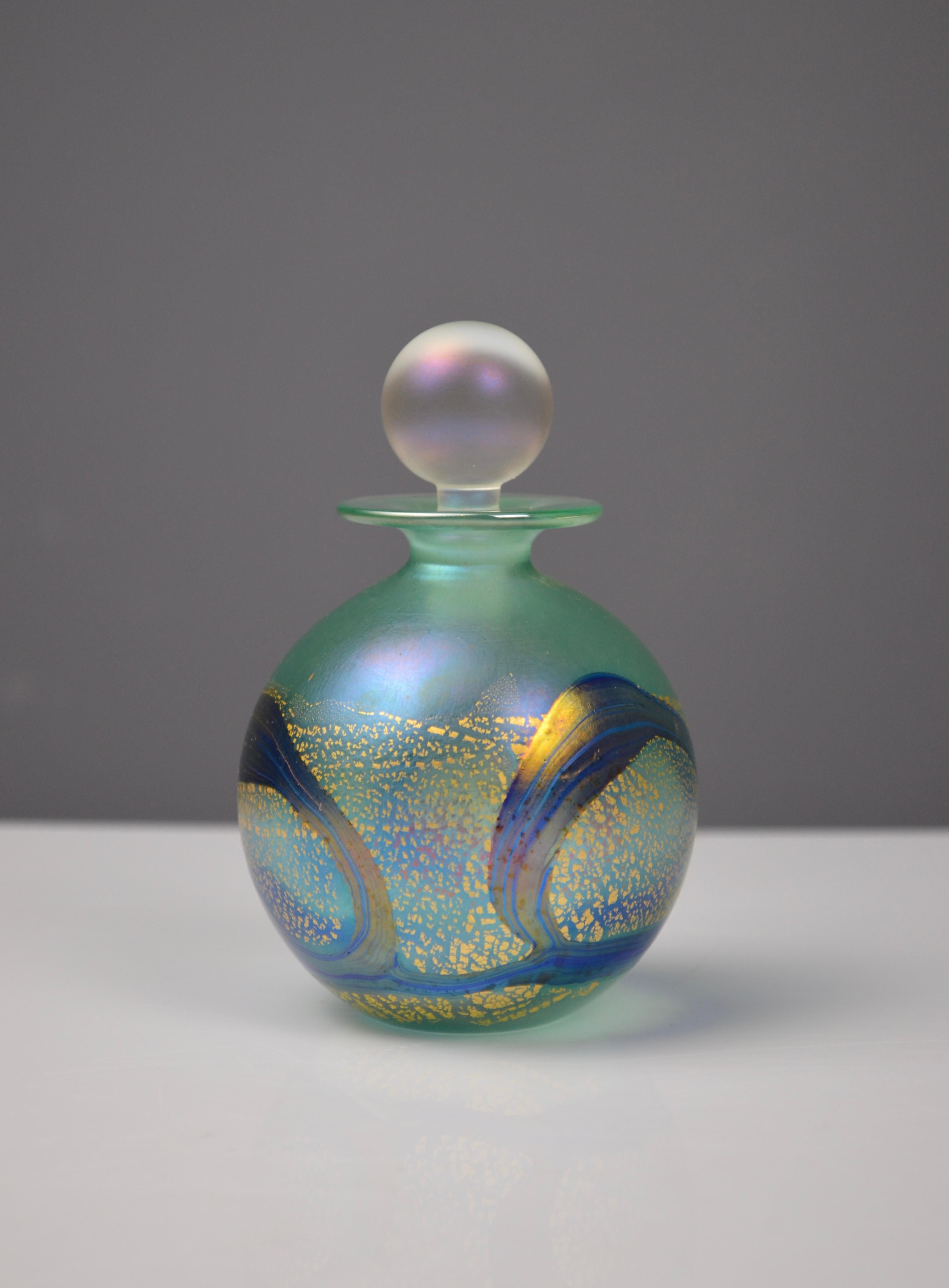 Botella de perfume de vidrio verde y azul iridiscente de Isle of Wight Studio Glass finales del siglo XX en venta