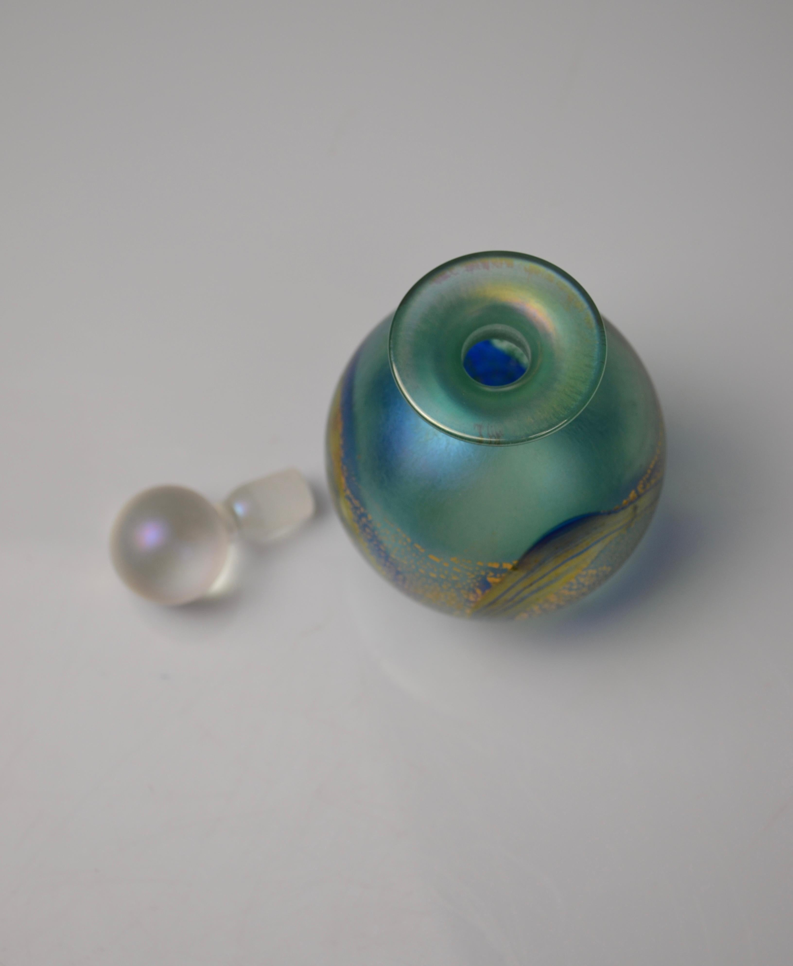 Botella de perfume de vidrio verde y azul iridiscente de Isle of Wight Studio Glass Vidrio soplado en venta