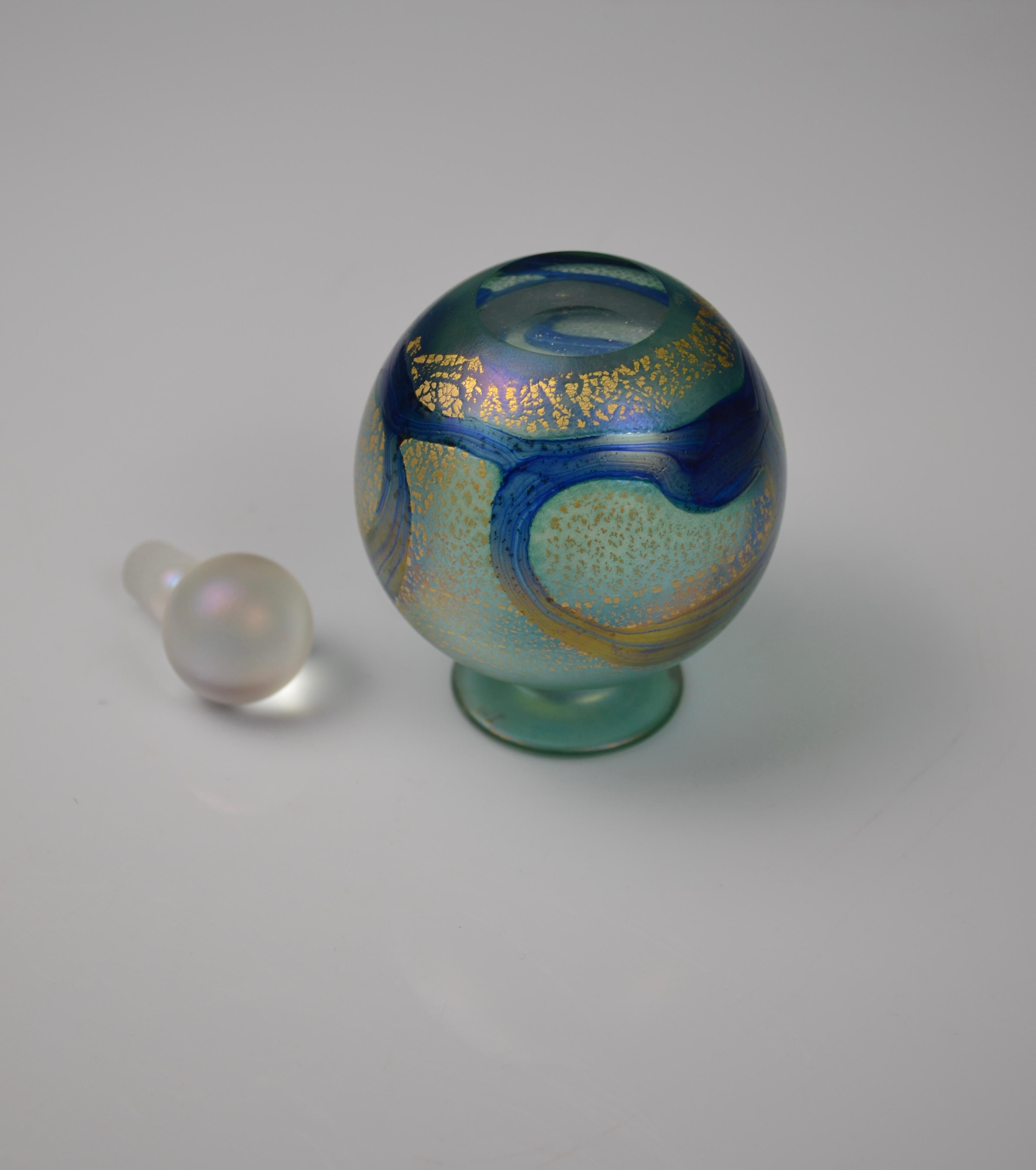Botella de perfume de vidrio verde y azul iridiscente de Isle of Wight Studio Glass en venta 1