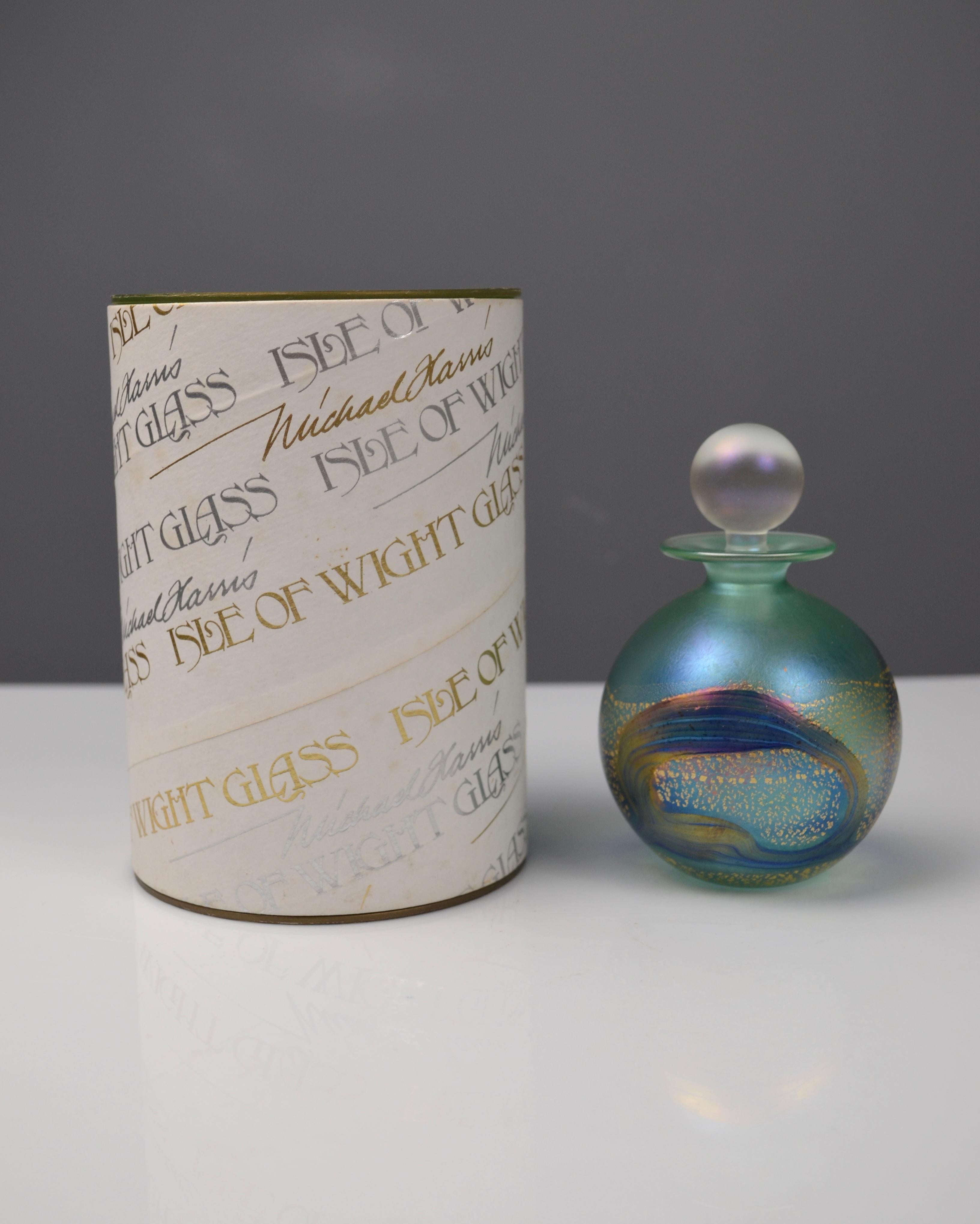 Botella de perfume de vidrio verde y azul iridiscente de Isle of Wight Studio Glass en venta 2
