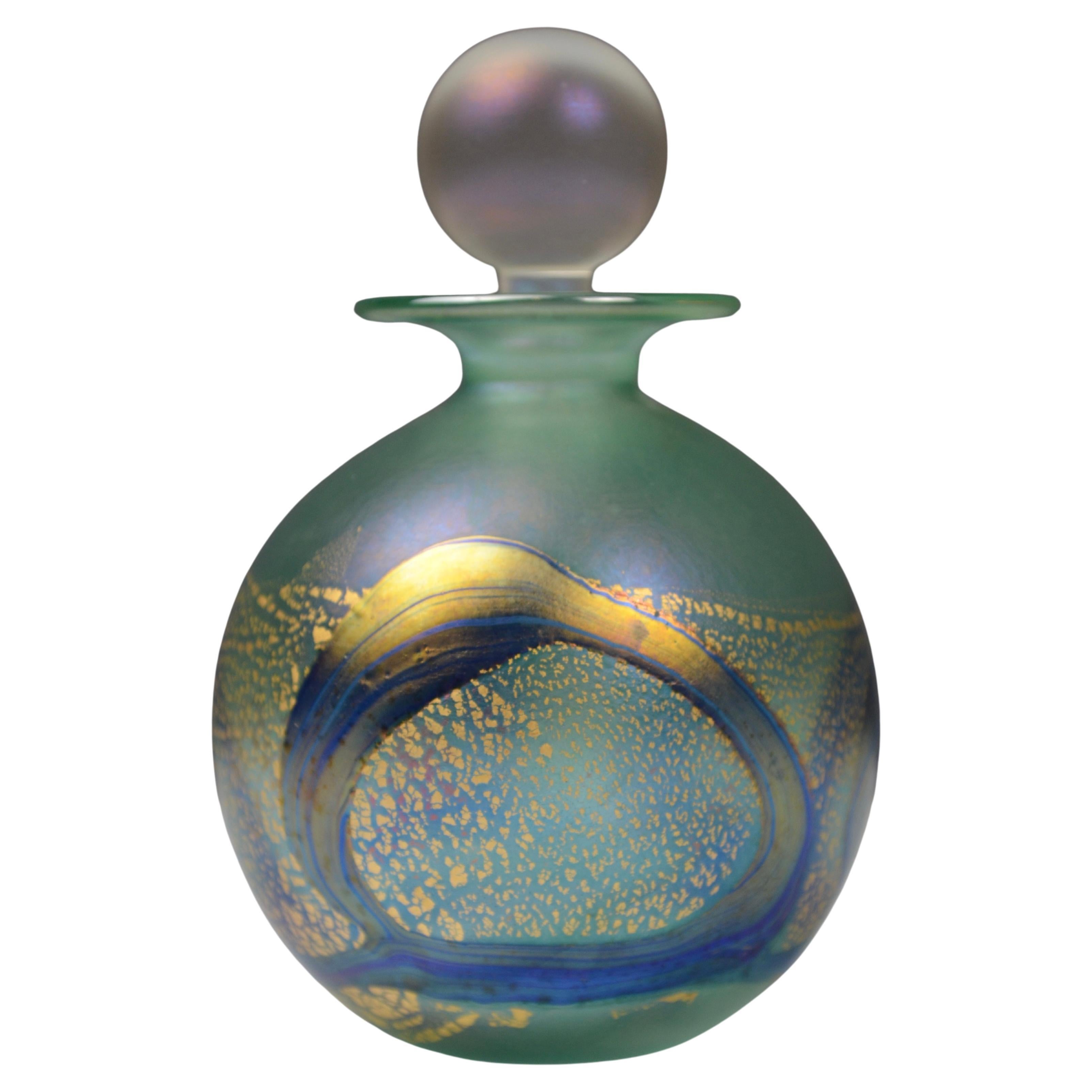 Bouteille à parfum en verre irisé vert et bleu par Isle of Wight Studio Glass