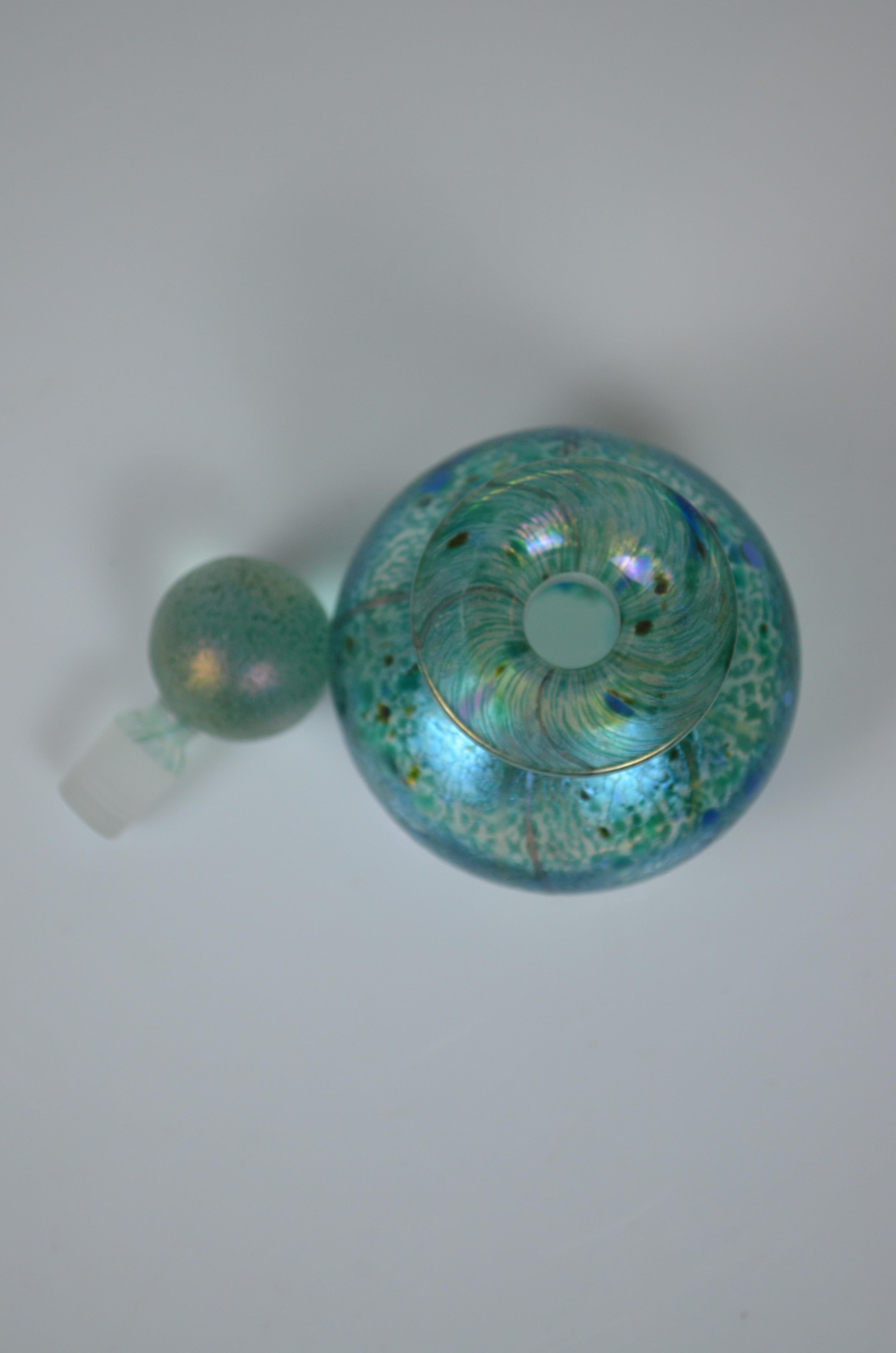Frasco de perfume de vidrio iridiscente verde-azul de Isle of Wight Studio, Inglaterra Inglés en venta