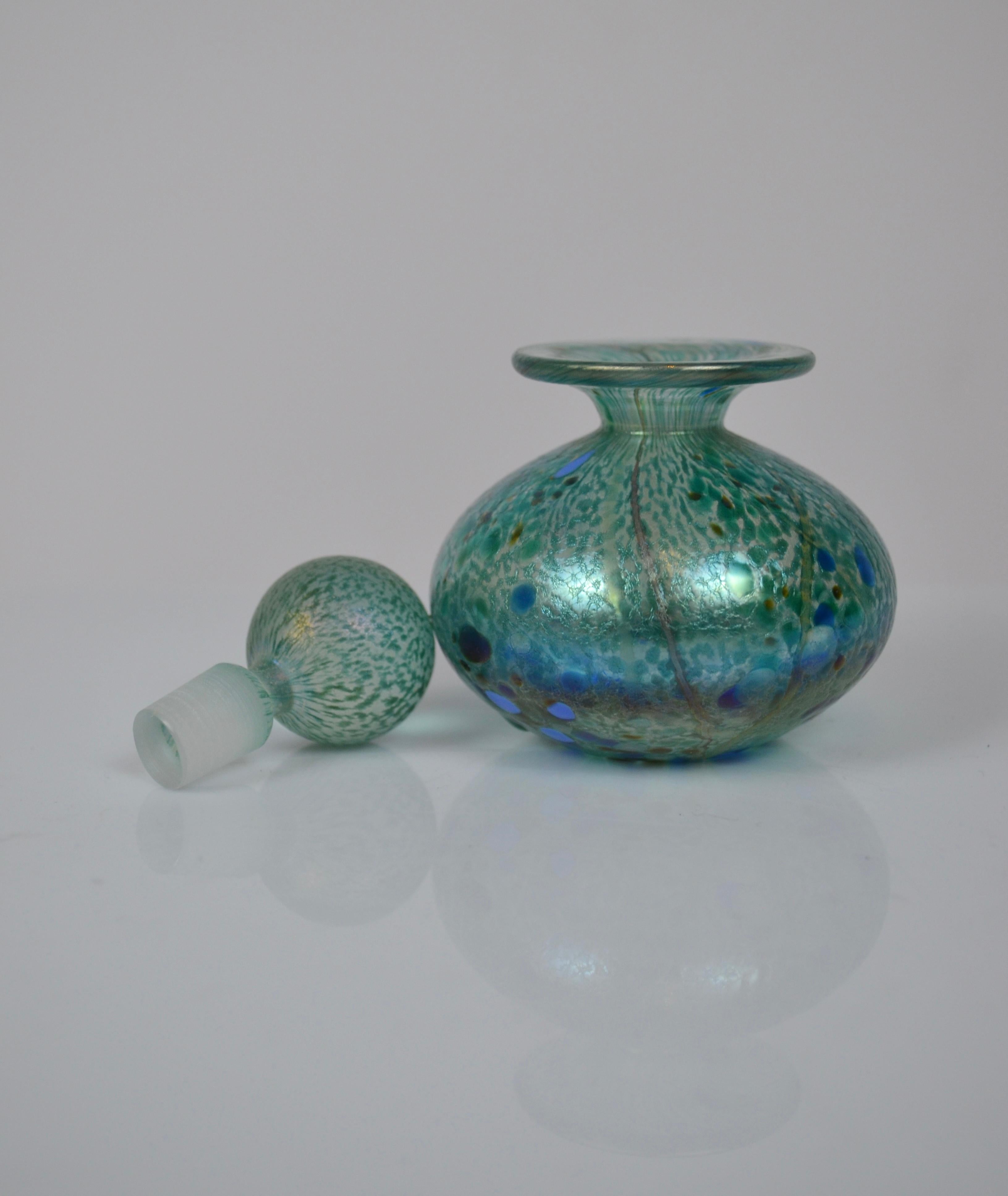 Frasco de perfume de vidrio iridiscente verde-azul de Isle of Wight Studio, Inglaterra en Bueno estado para la venta en Marinha Grande, PT