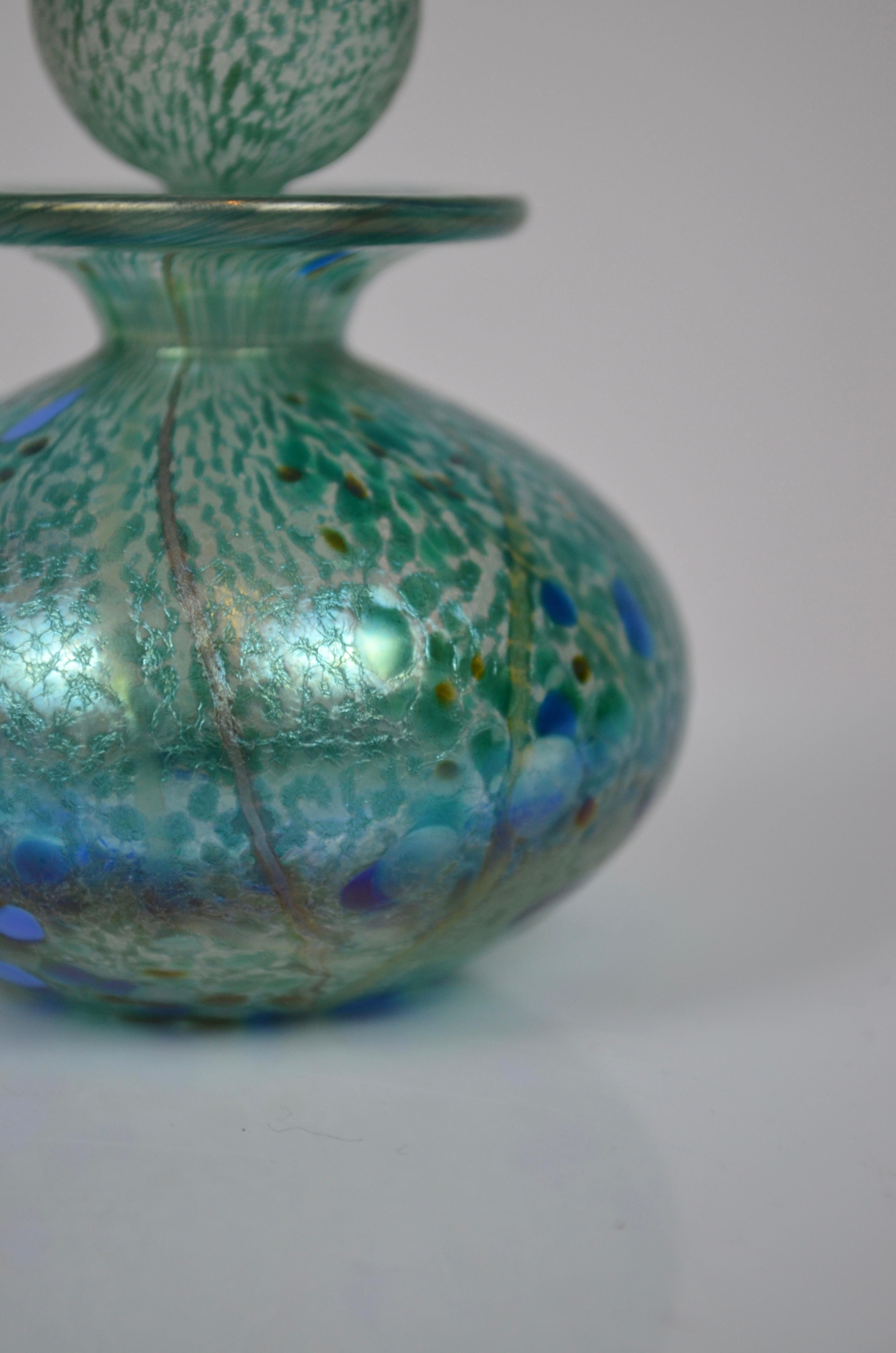 Frasco de perfume de vidrio iridiscente verde-azul de Isle of Wight Studio, Inglaterra finales del siglo XX en venta