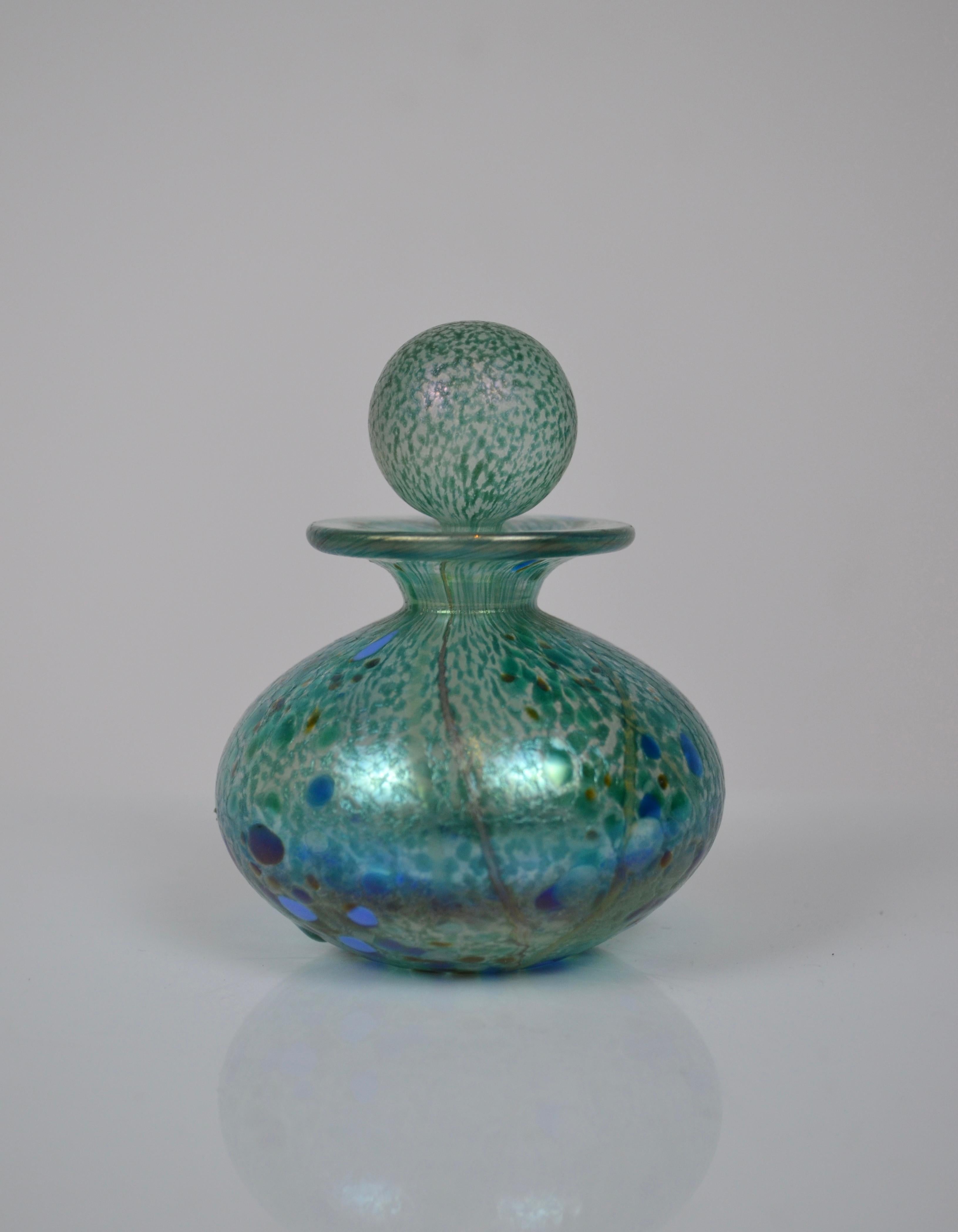 Frasco de perfume de vidrio iridiscente verde-azul de Isle of Wight Studio, Inglaterra Vidrio soplado en venta