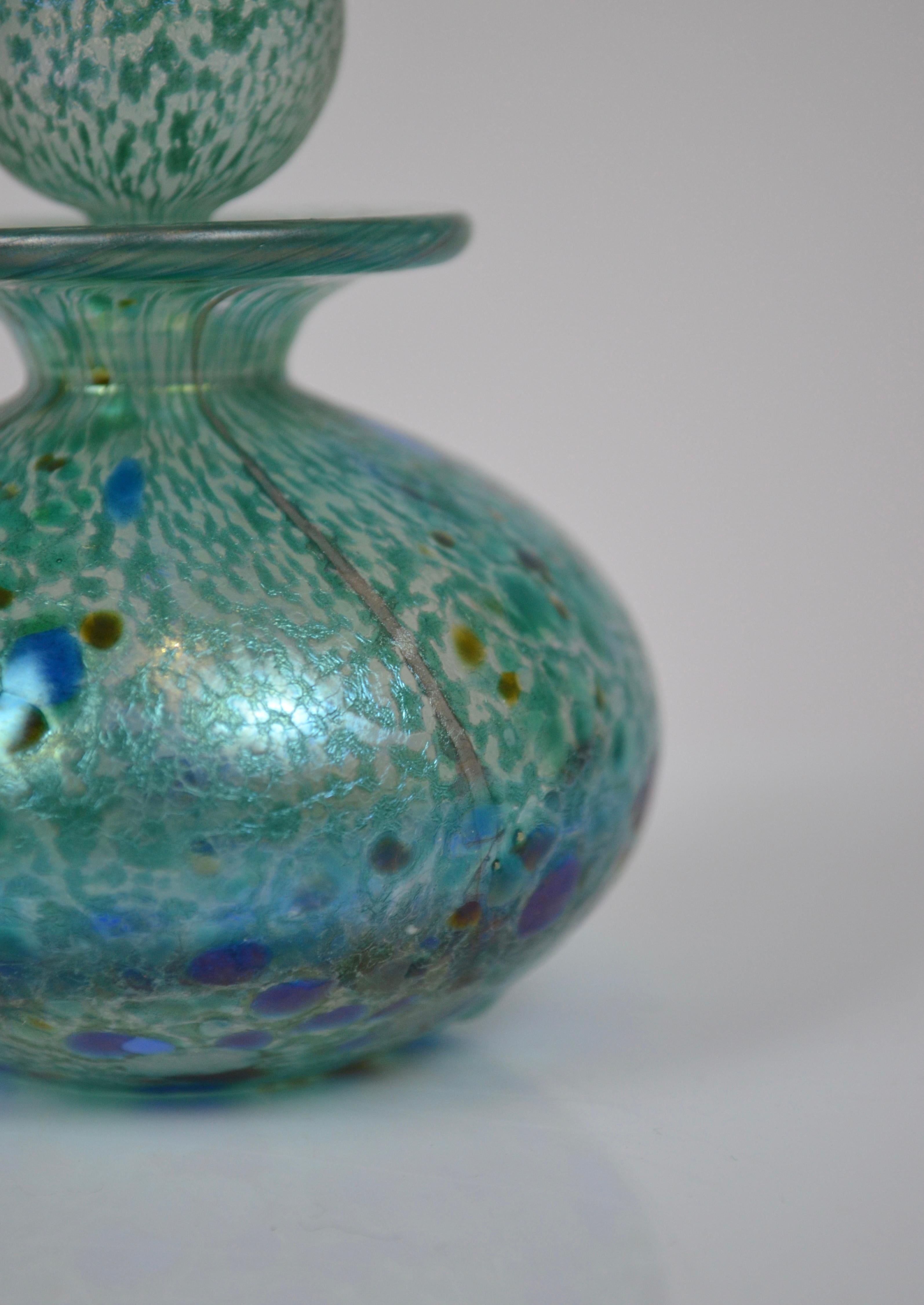 Frasco de perfume de vidrio iridiscente verde-azul de Isle of Wight Studio, Inglaterra en venta 1