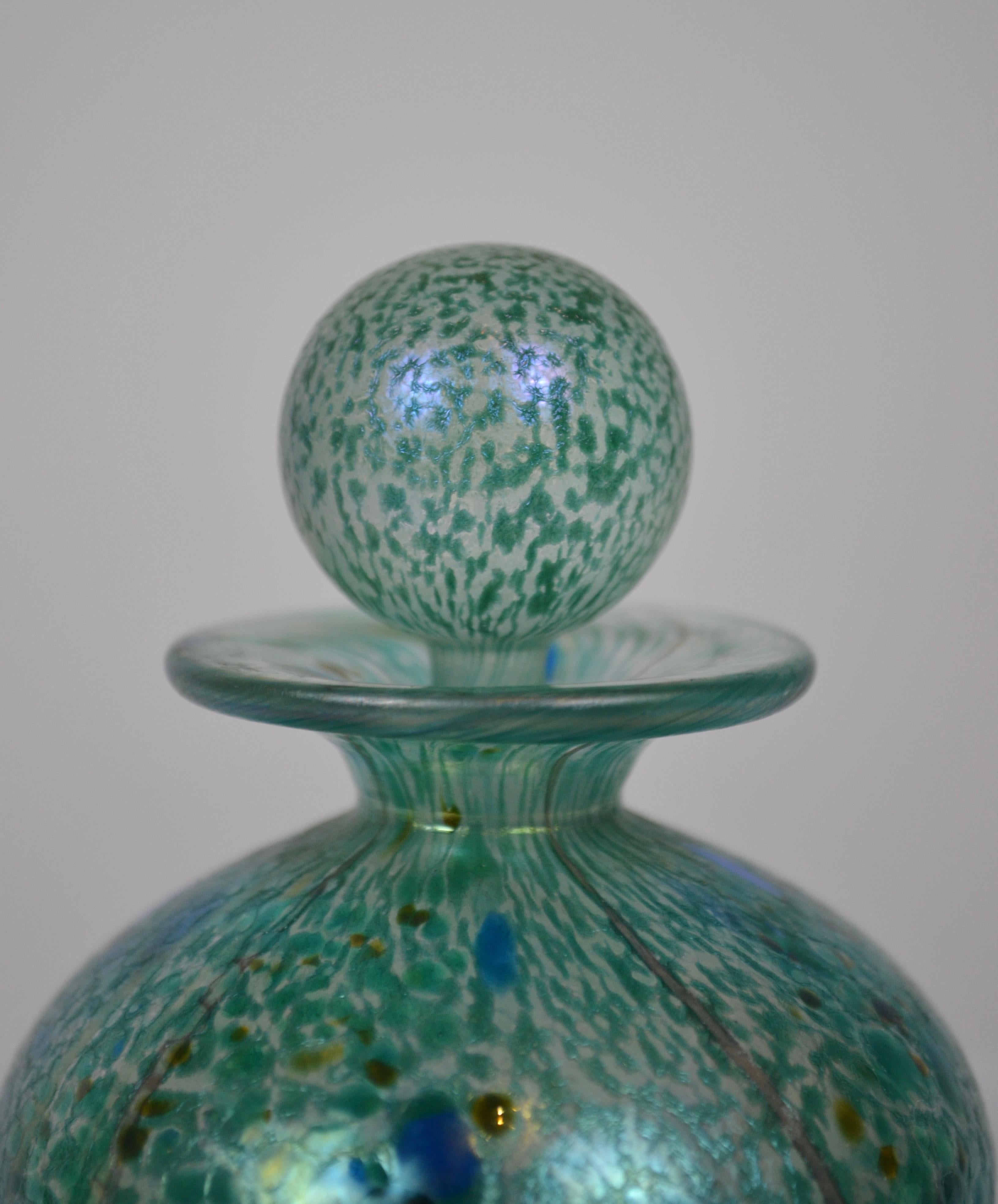 Frasco de perfume de vidrio iridiscente verde-azul de Isle of Wight Studio, Inglaterra en venta 2