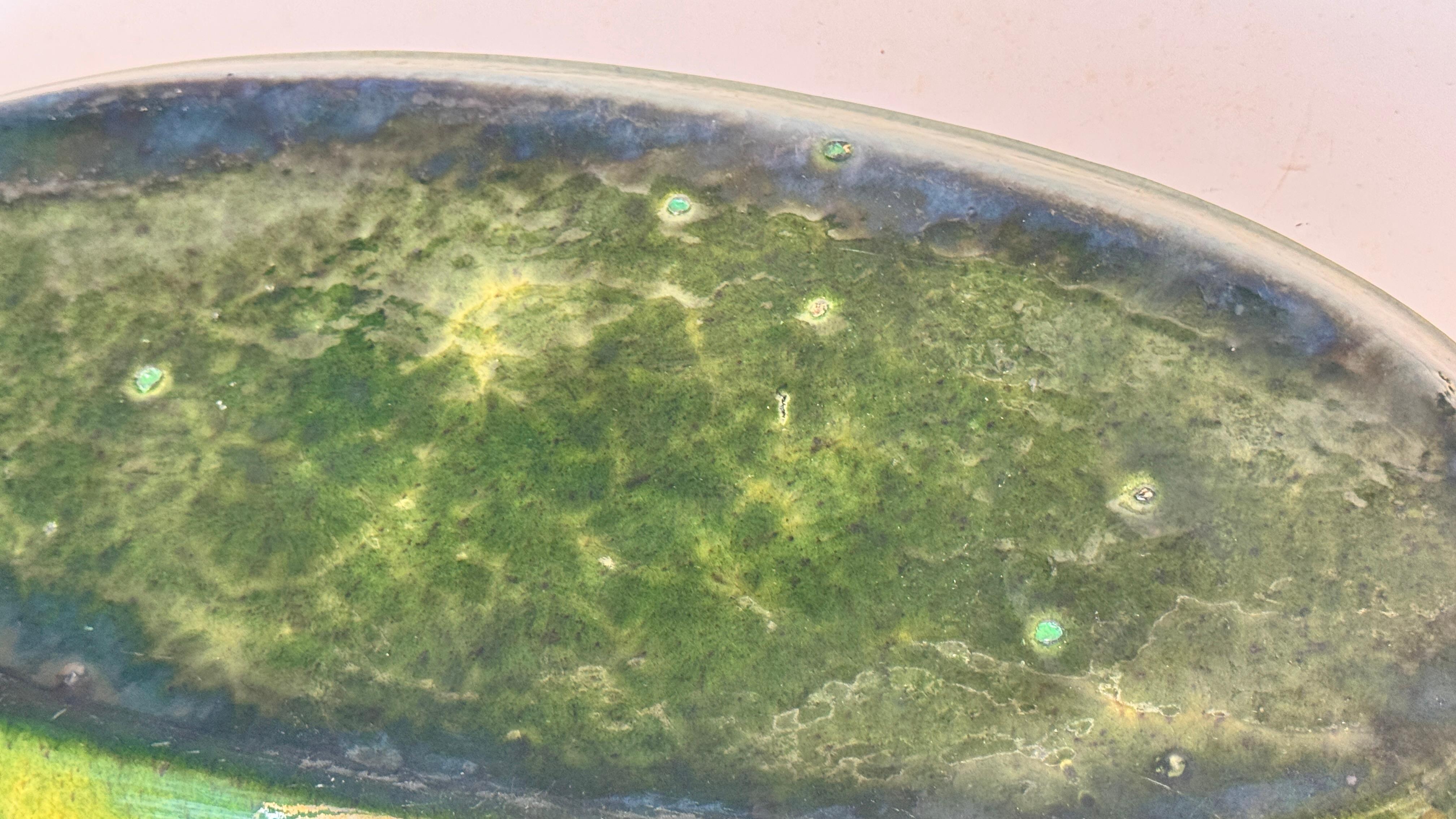 Plat ovale en céramique vert irisé - France, années 1970 en vente 3