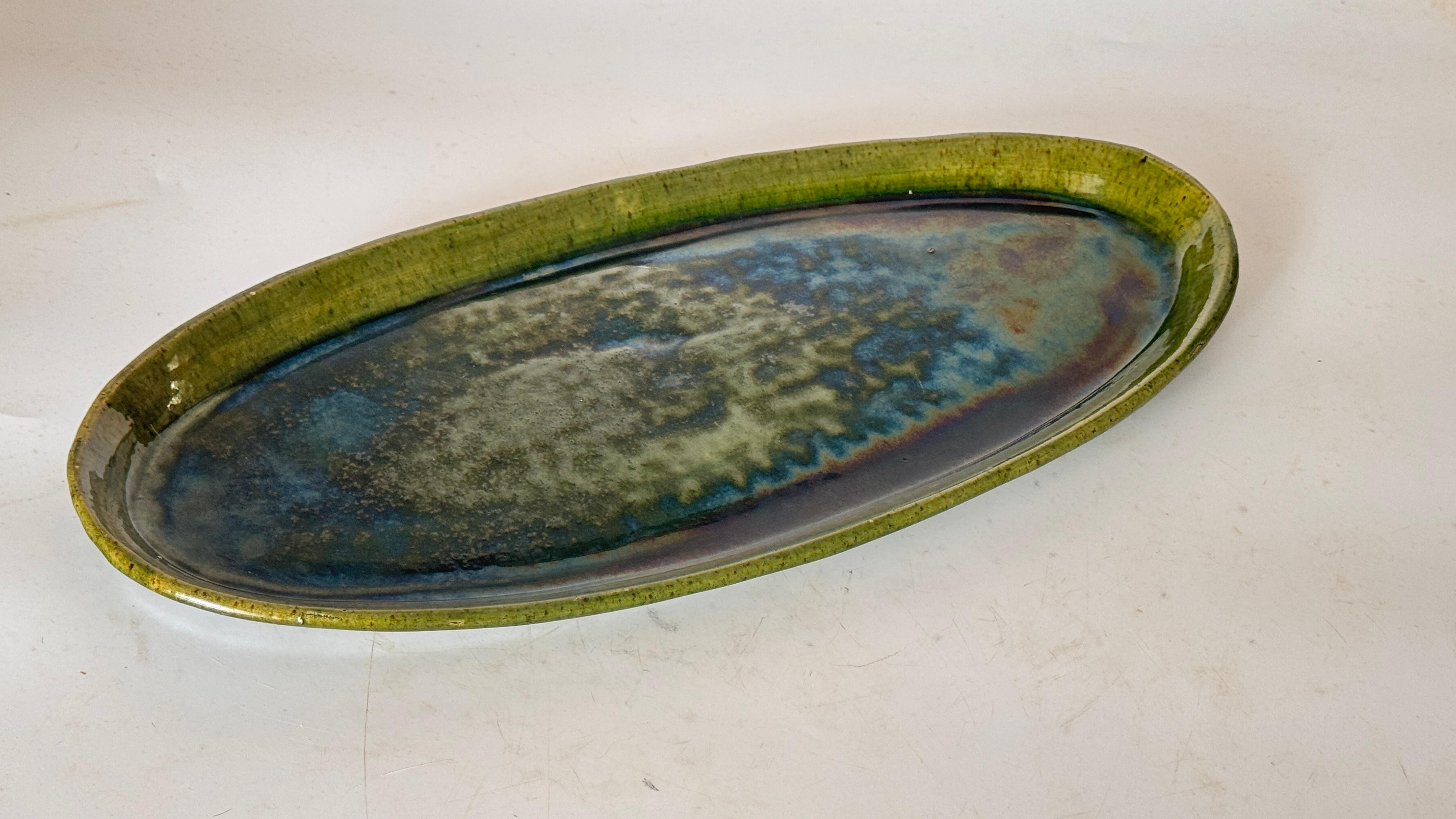 Provincial français Plat ovale en céramique vert irisé - France, années 1970 en vente