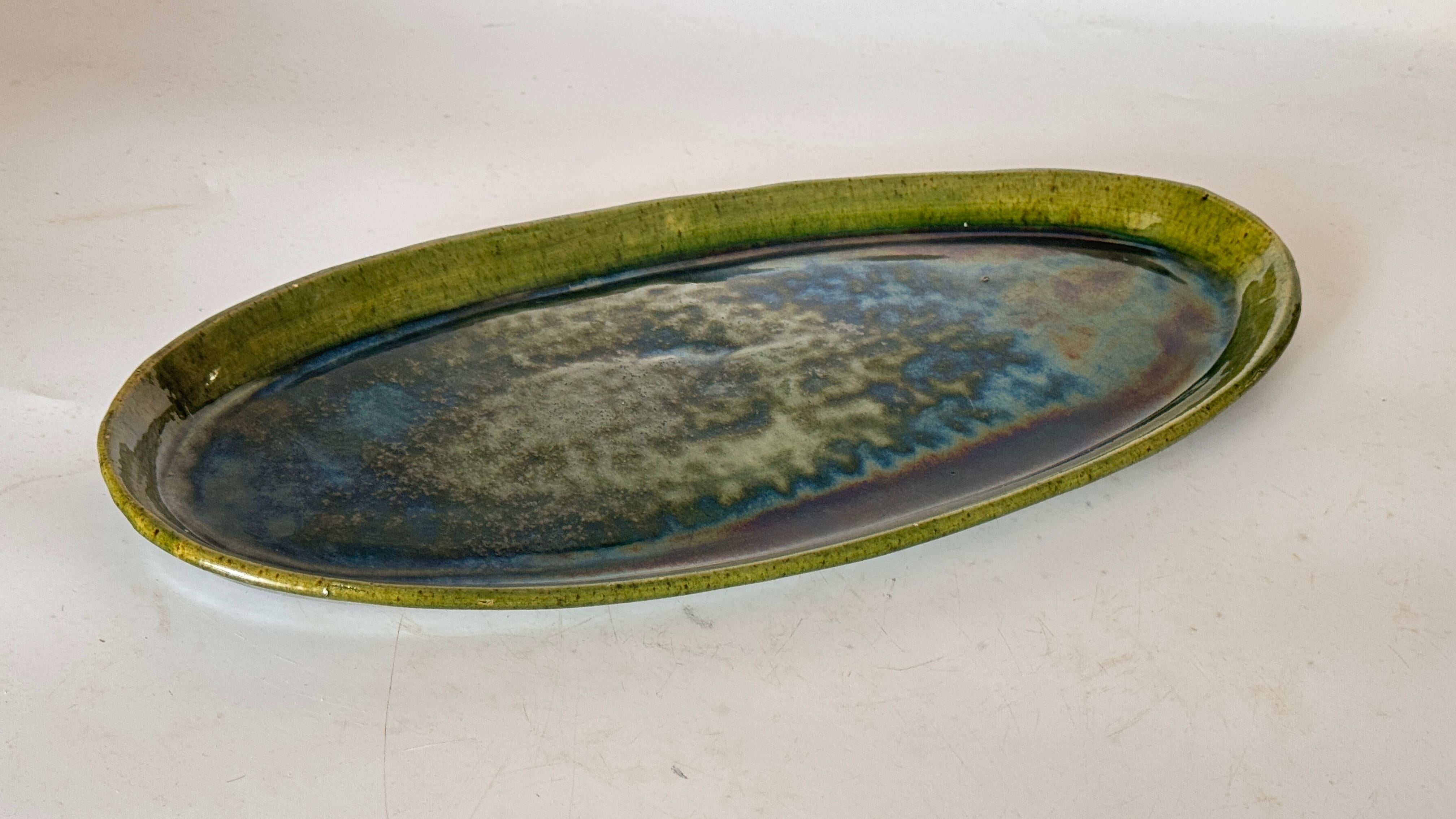 Français Plat ovale en céramique vert irisé - France, années 1970 en vente