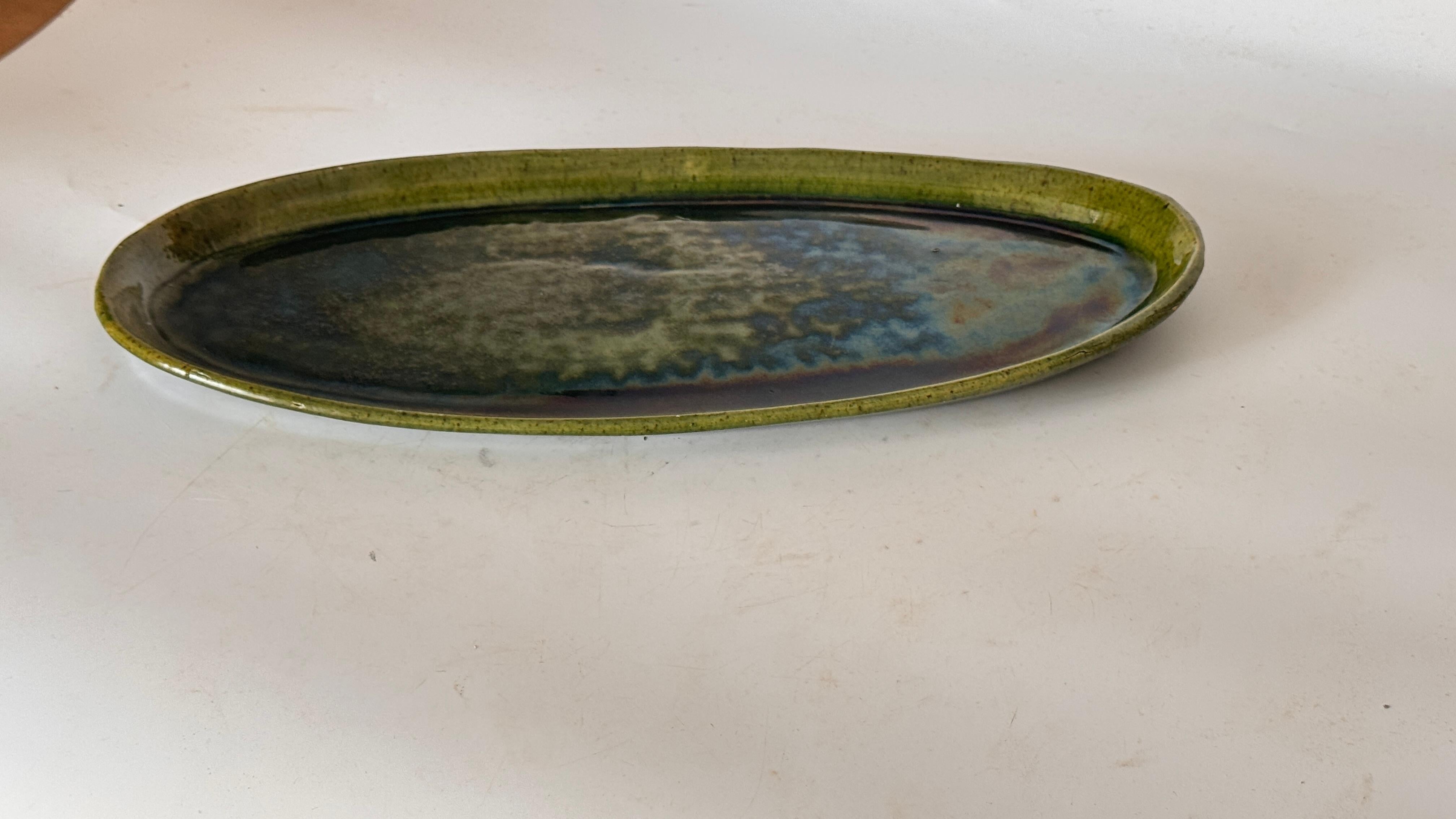 Plat ovale en céramique vert irisé - France, années 1970 Bon état - En vente à Auribeau sur Siagne, FR