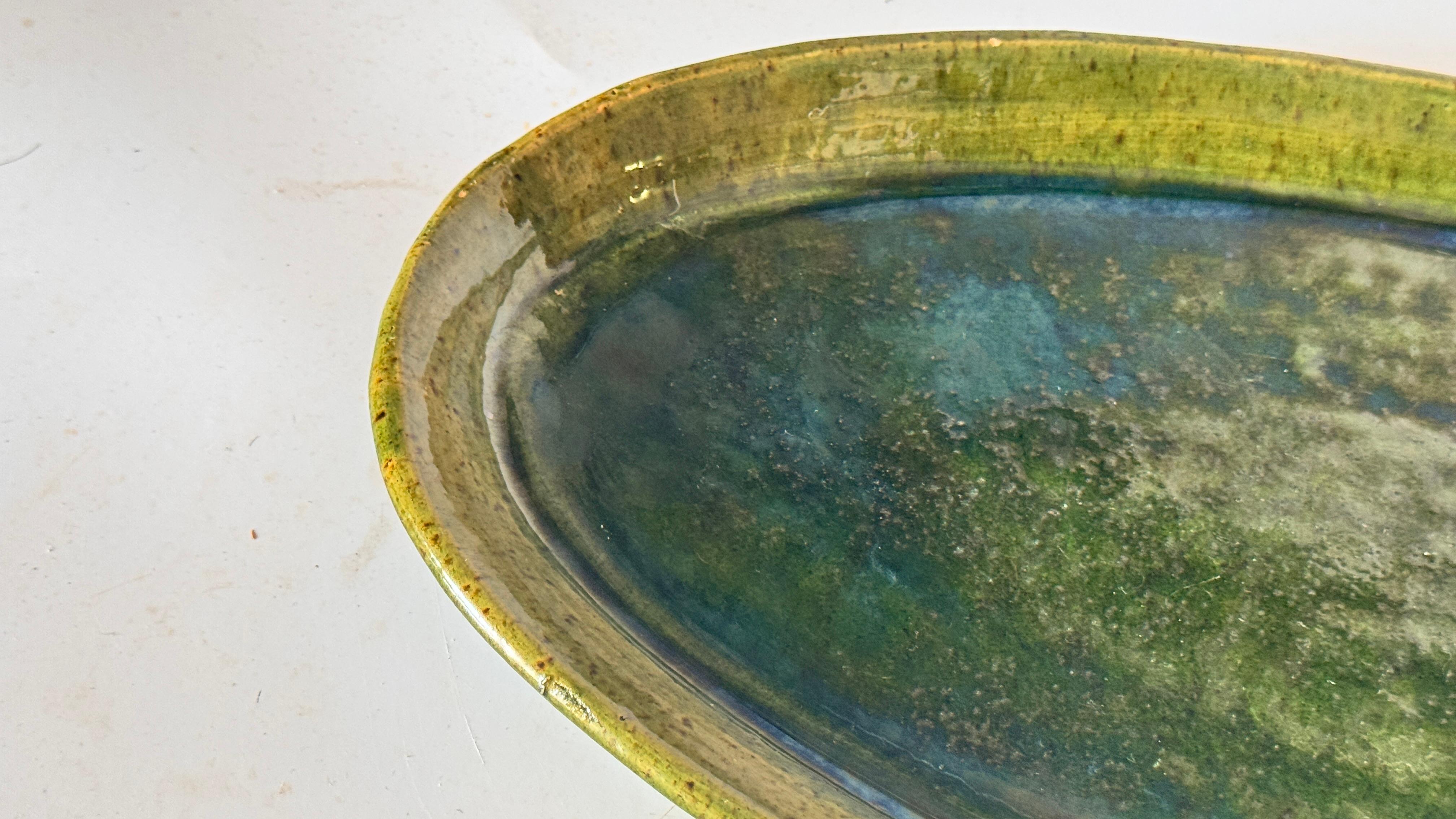 Plat ovale en céramique vert irisé - France, années 1970 en vente 1
