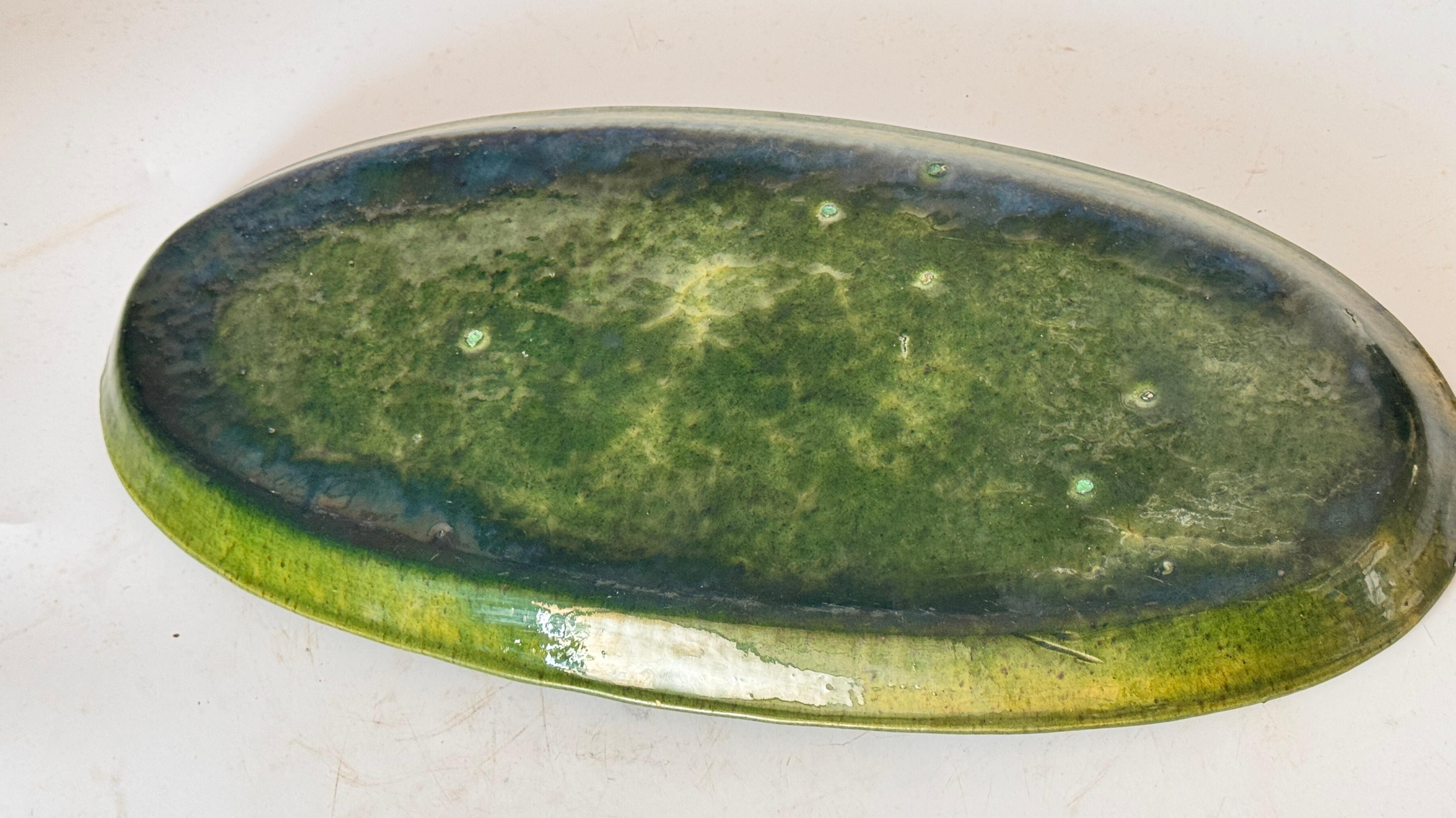 Plat ovale en céramique vert irisé - France, années 1970 en vente 2