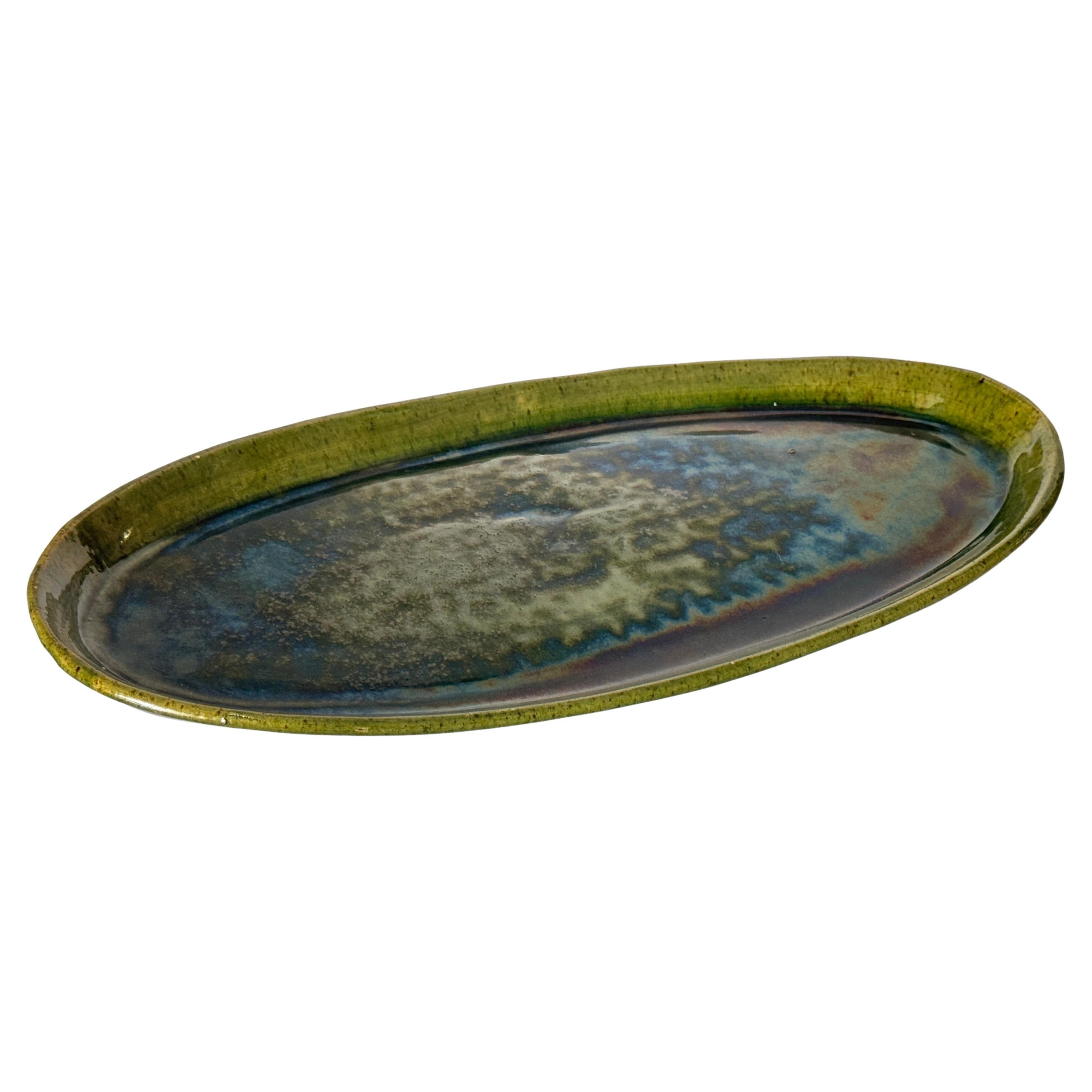 Plat ovale en céramique vert irisé - France, années 1970