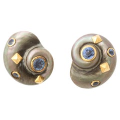 Boucles d'oreilles coquillage gris irisé serties d'or 18 carats et de topaze bleue incrustée de Trianon 