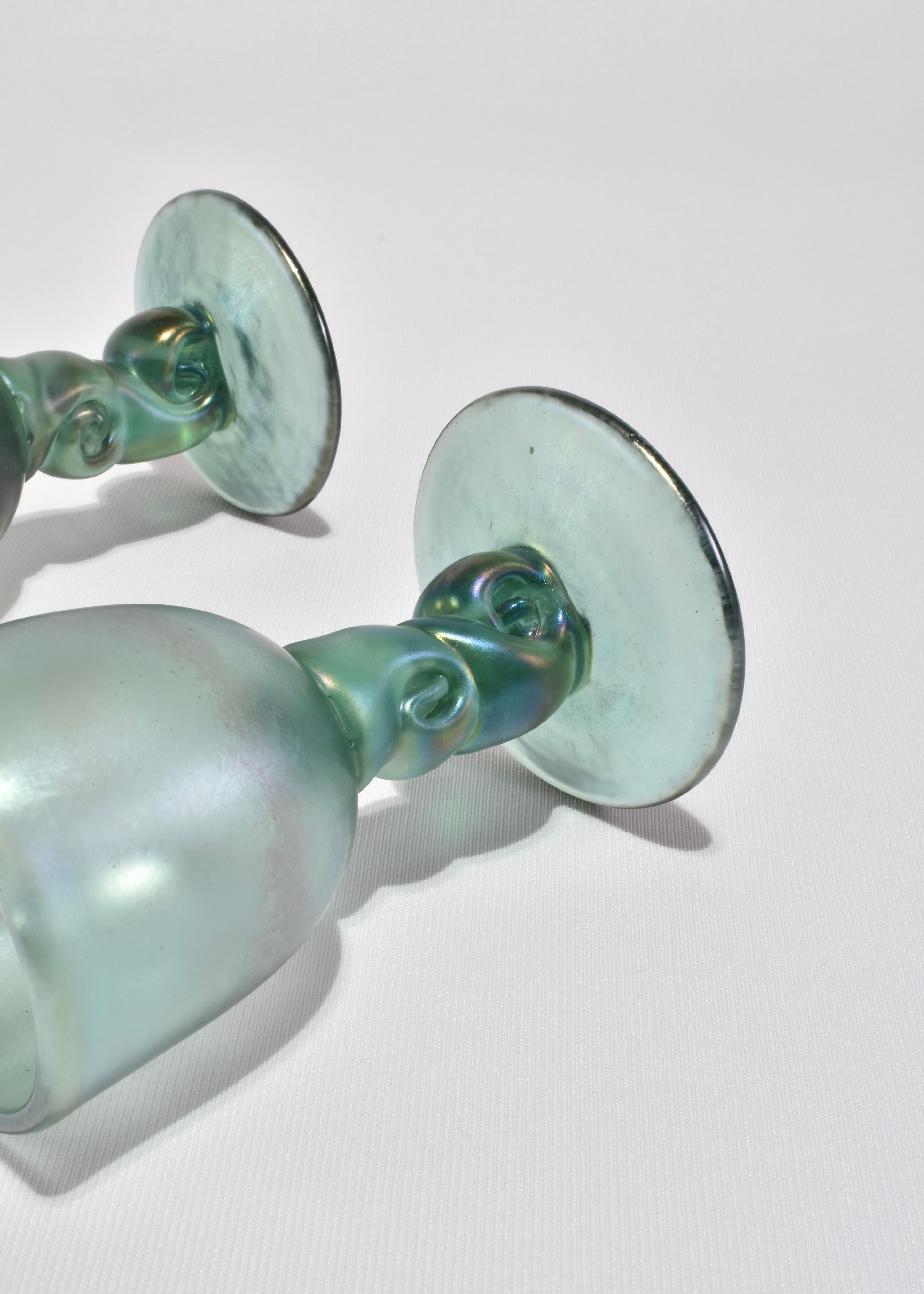 XX secolo Calici soffiati a mano iridescenti in vendita