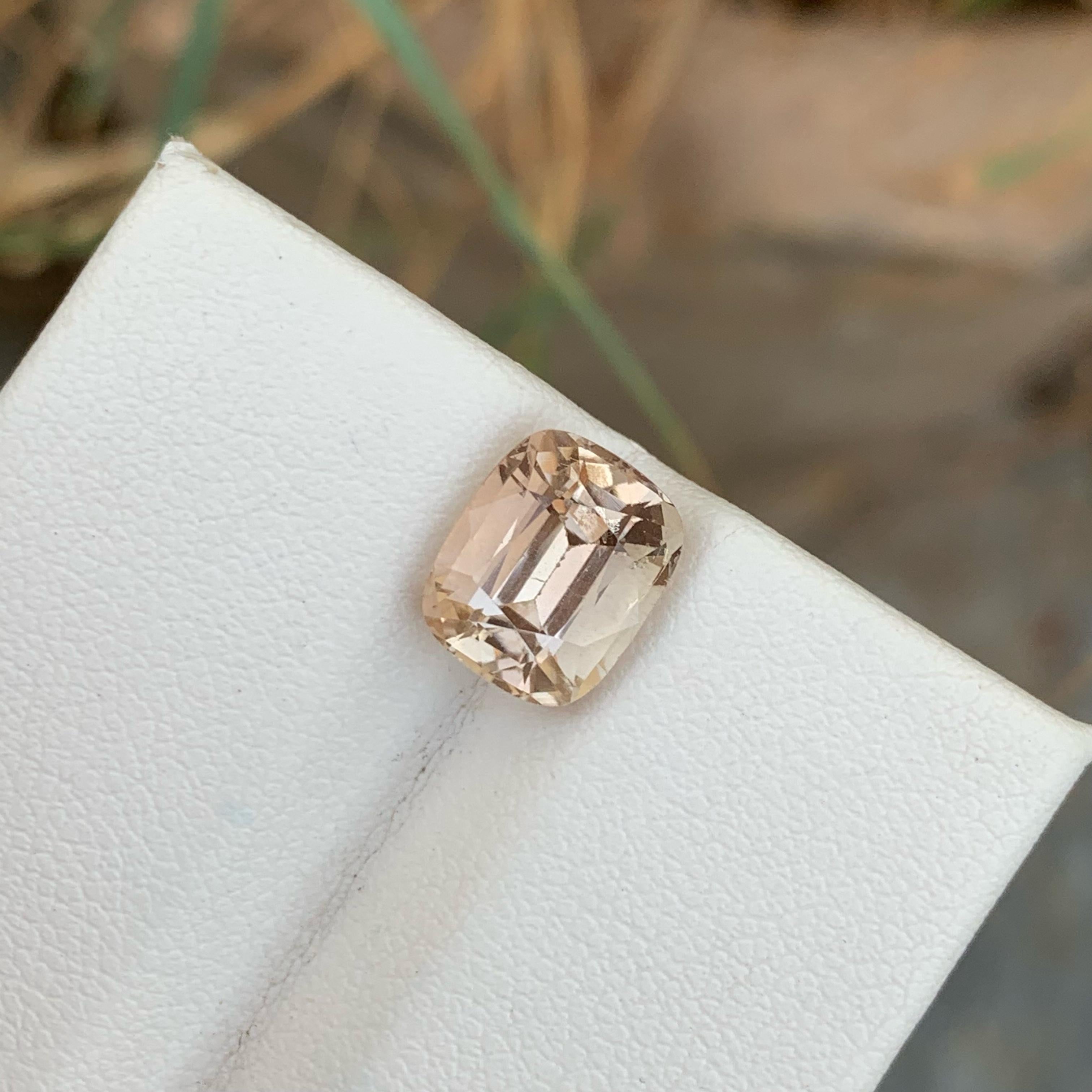 Iridescent Imperial Topaz 4.15 carats Cushion Cut Natural Pakistani Gemstone In New Condition For Sale In Bangkok, TH