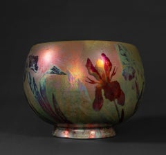 Schillernde Iris, Jugendstil, farbenfroher Übertopf von Clement Massier