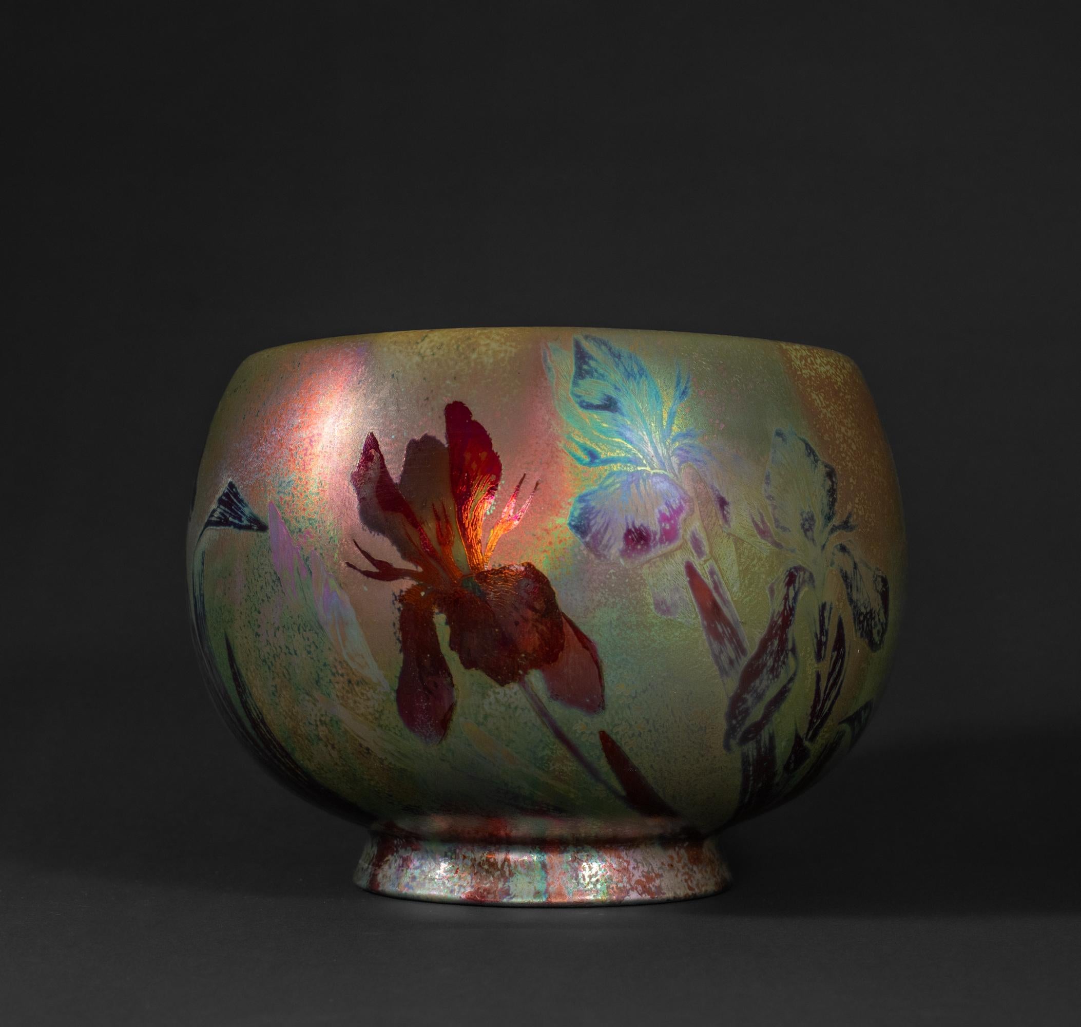 Schillernde Iris, Jugendstil, farbenfroher Übertopf von Clement Massier (Art nouveau) im Angebot