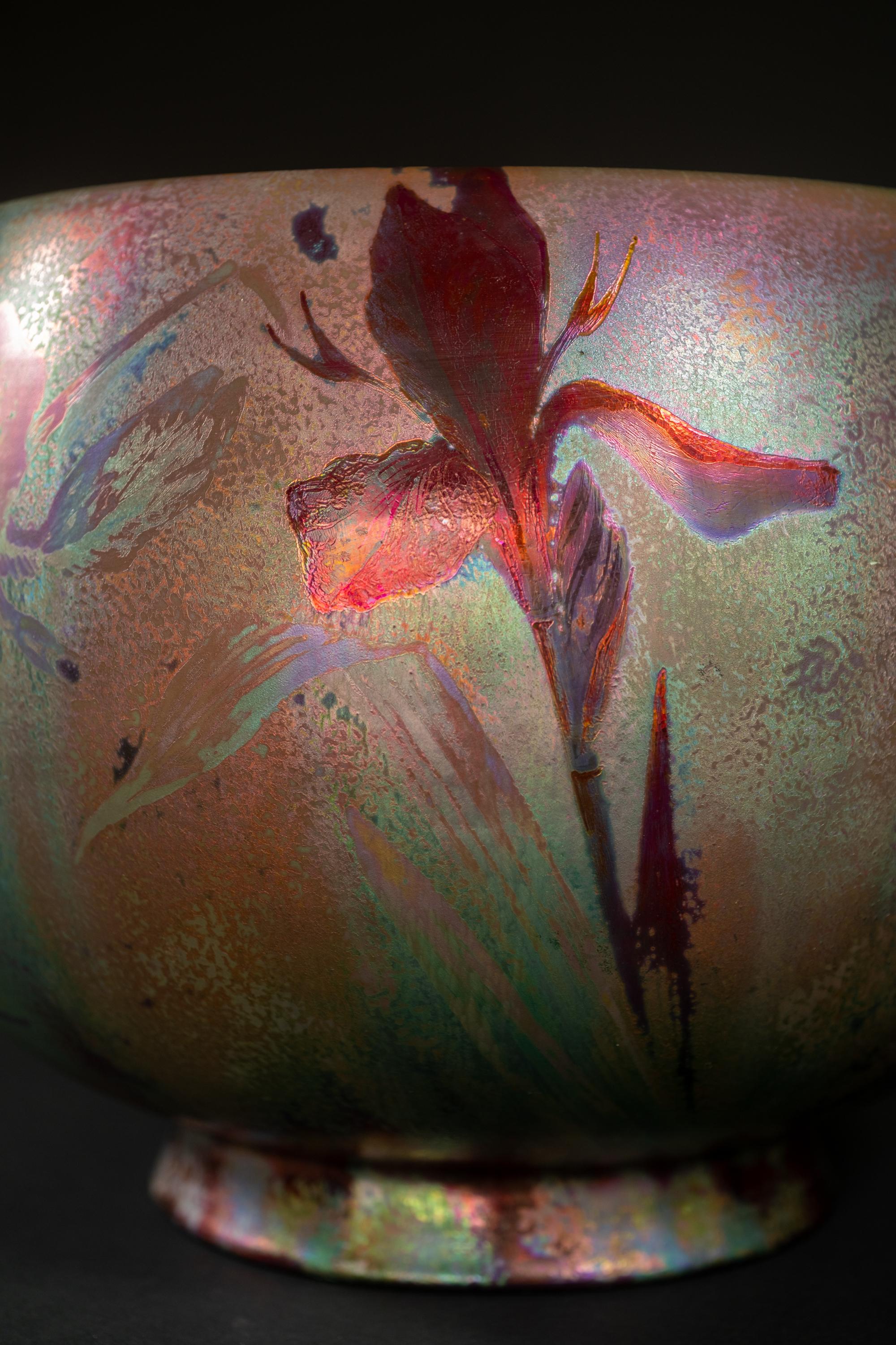Schillernde Iris, Jugendstil, farbenfroher Übertopf von Clement Massier (Tonware) im Angebot