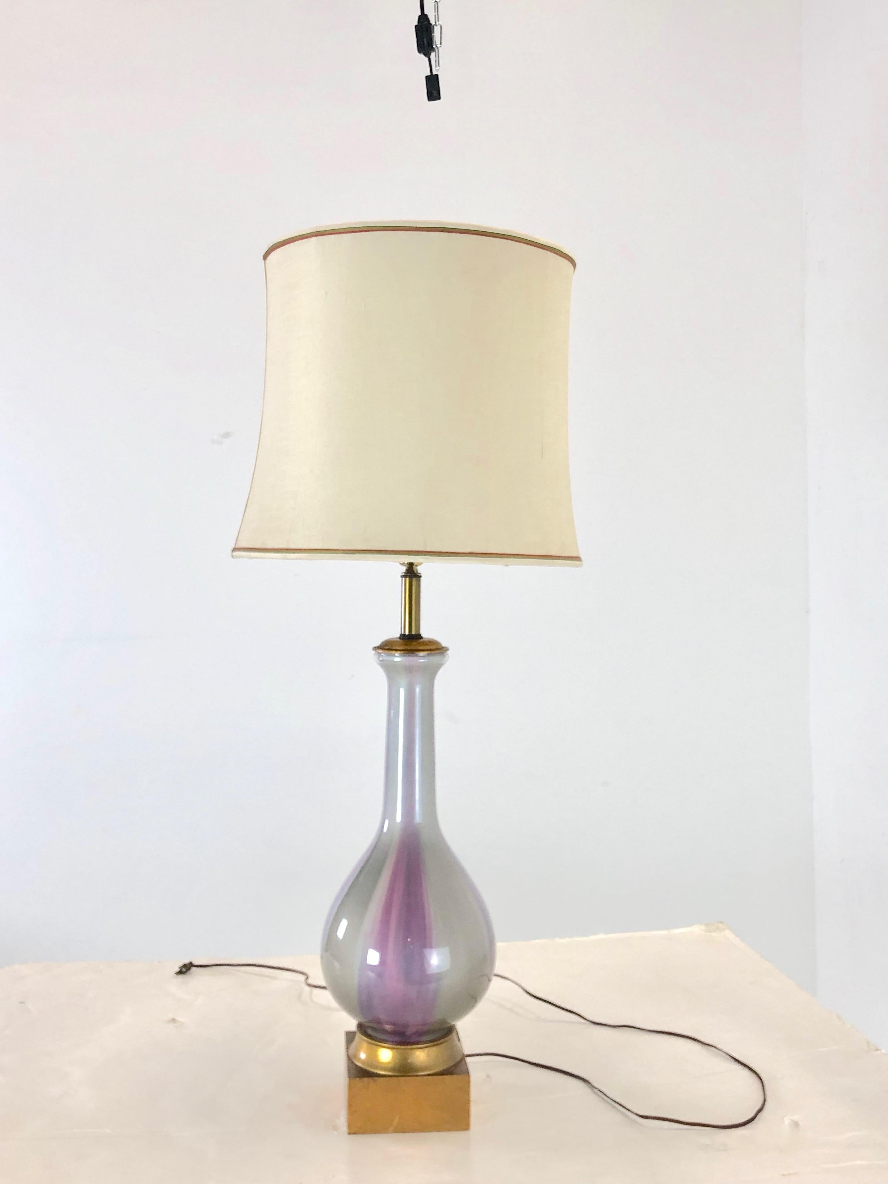 Lampe iridescente de Frederick Cooper. La lampe est en bon état vintage avec le câblage d'origine, vers les années 1960.

Abat-jour non inclus.

Dimensions :
9 L × 9 P × 30 T (haut de la douille) 44 T (haut de la harpe).