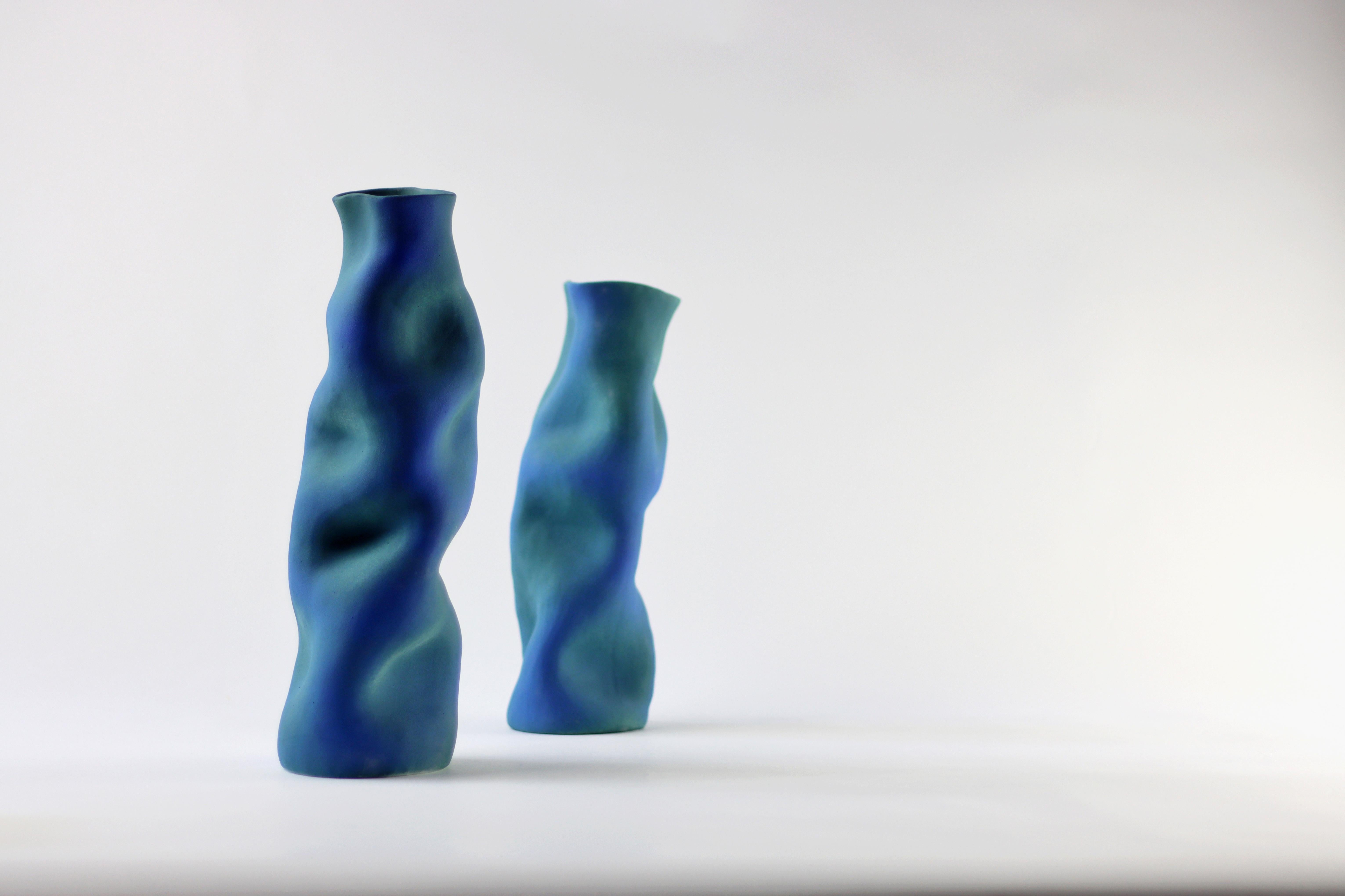 Moderne Vase Aurora en lapis irisé, disponible en 3 tailles en vente