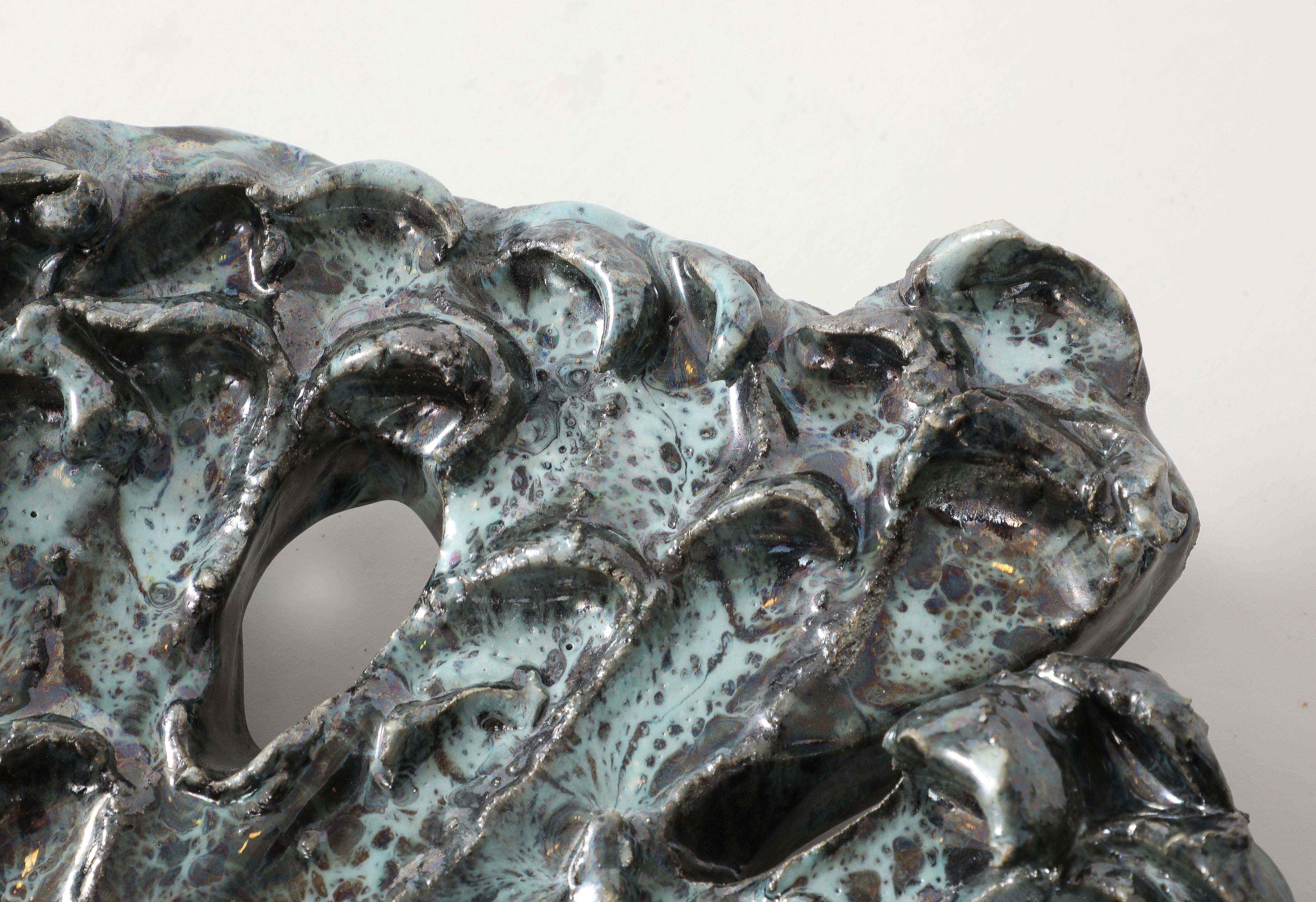 Arcilla blanca para escultura, acabada en dos compatibles
esmaltes / brillo. Flores acabadas en brillo cobrizo.

Firmado en la base
