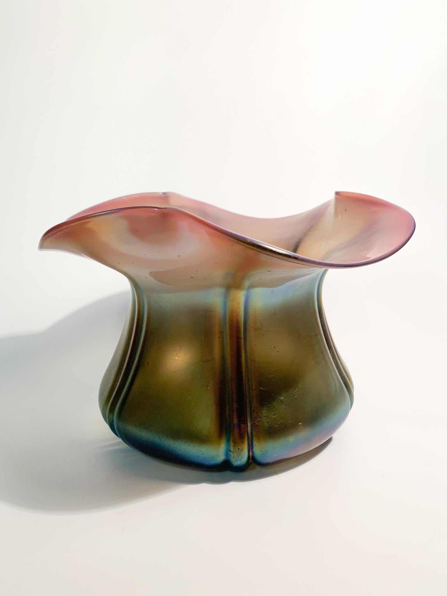 Vase aus irisierendem österreichischem Loetz-Glas, Form mit Blütenöffnung und Farben von Lila bis Käfer, hergestellt in den 1940er Jahren

Maße: Ø cm 18 h cm 11

Die Produktion von Loetz-Glas begann mit Johan Loetz (1778-1848) im 18. Jahrhundert