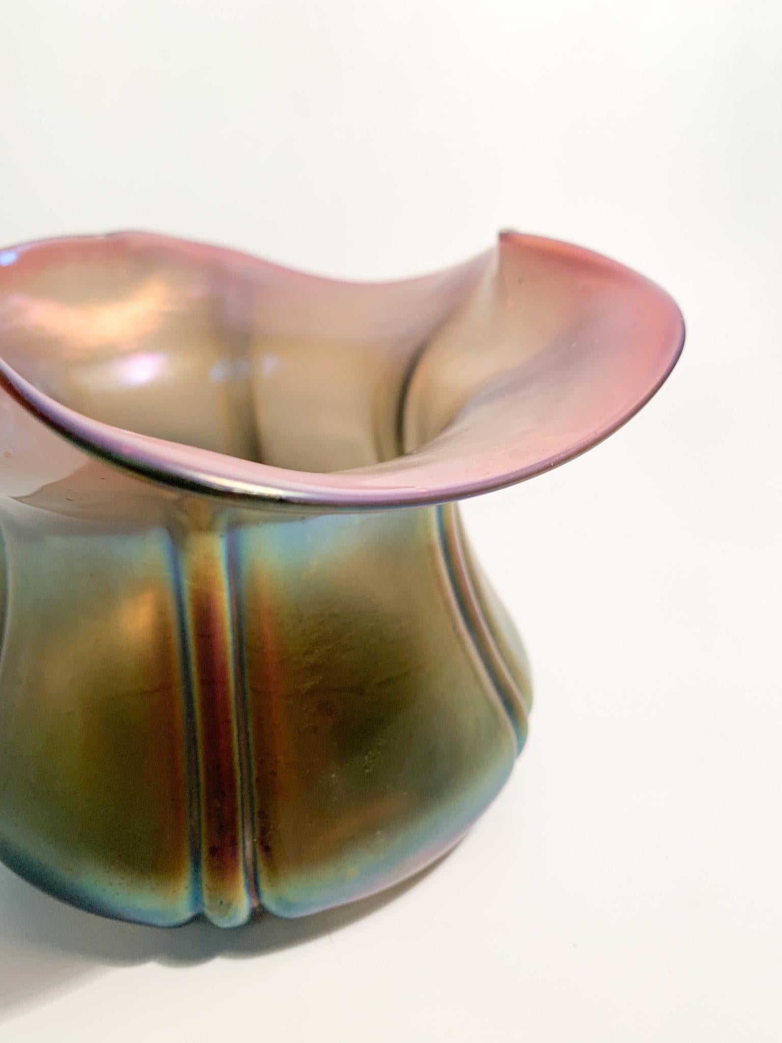 Austriaco Vaso in vetro Loetz Glass iridescente con apertura a fiore, anni '40 in vendita