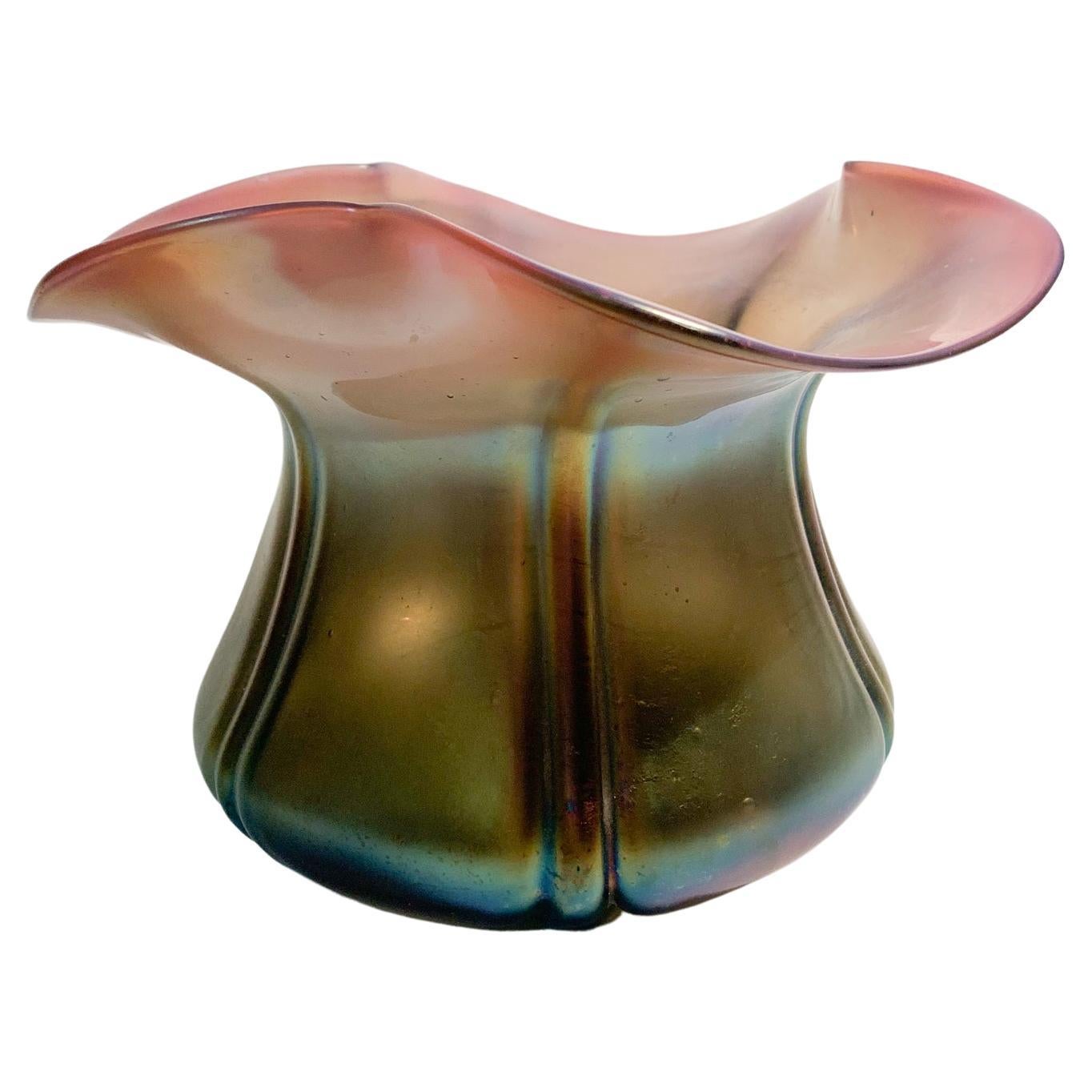 Vaso in vetro Loetz Glass iridescente con apertura a fiore, anni '40