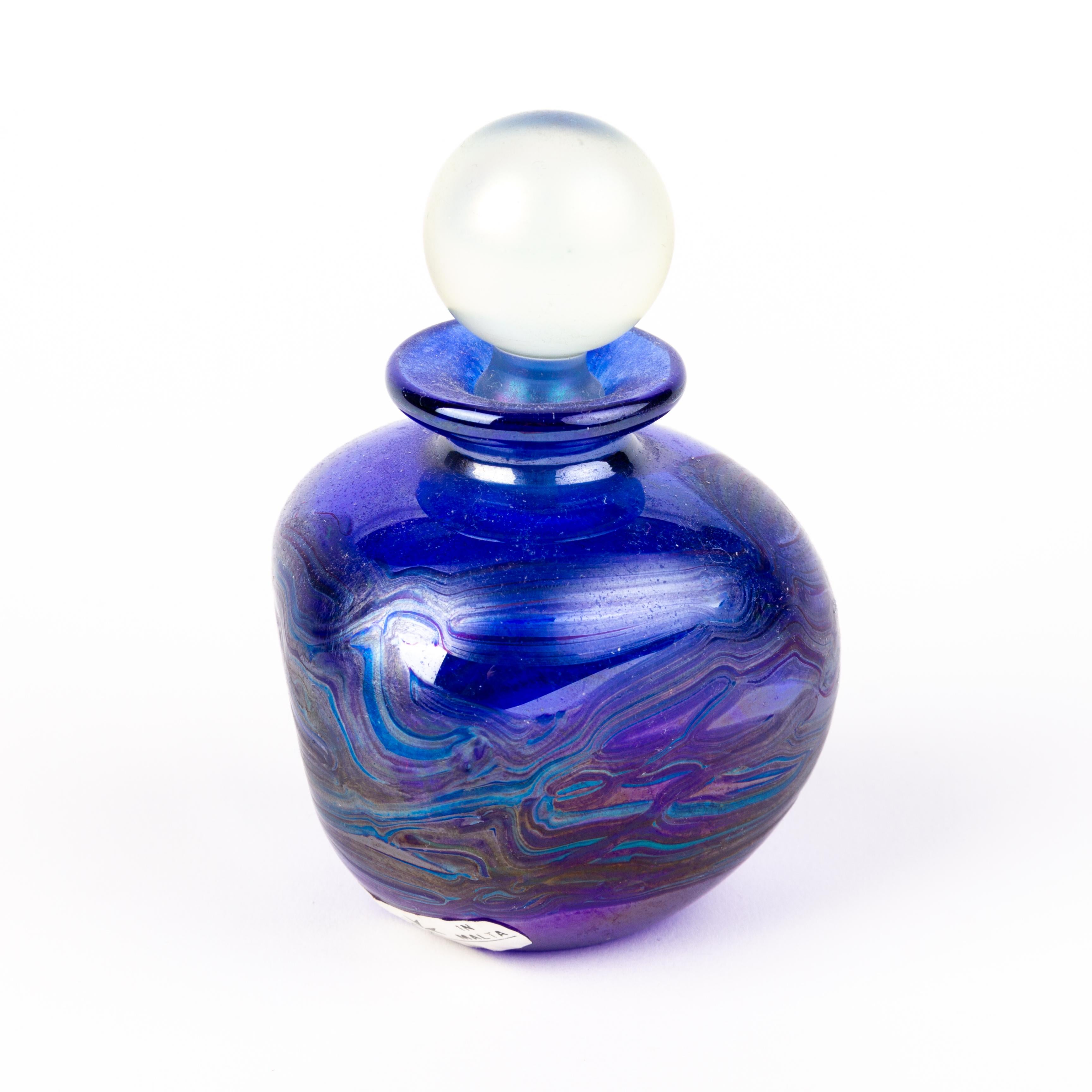 Flacon de parfum en verre design irisé de Malte
Bon état
Expédition internationale gratuite.