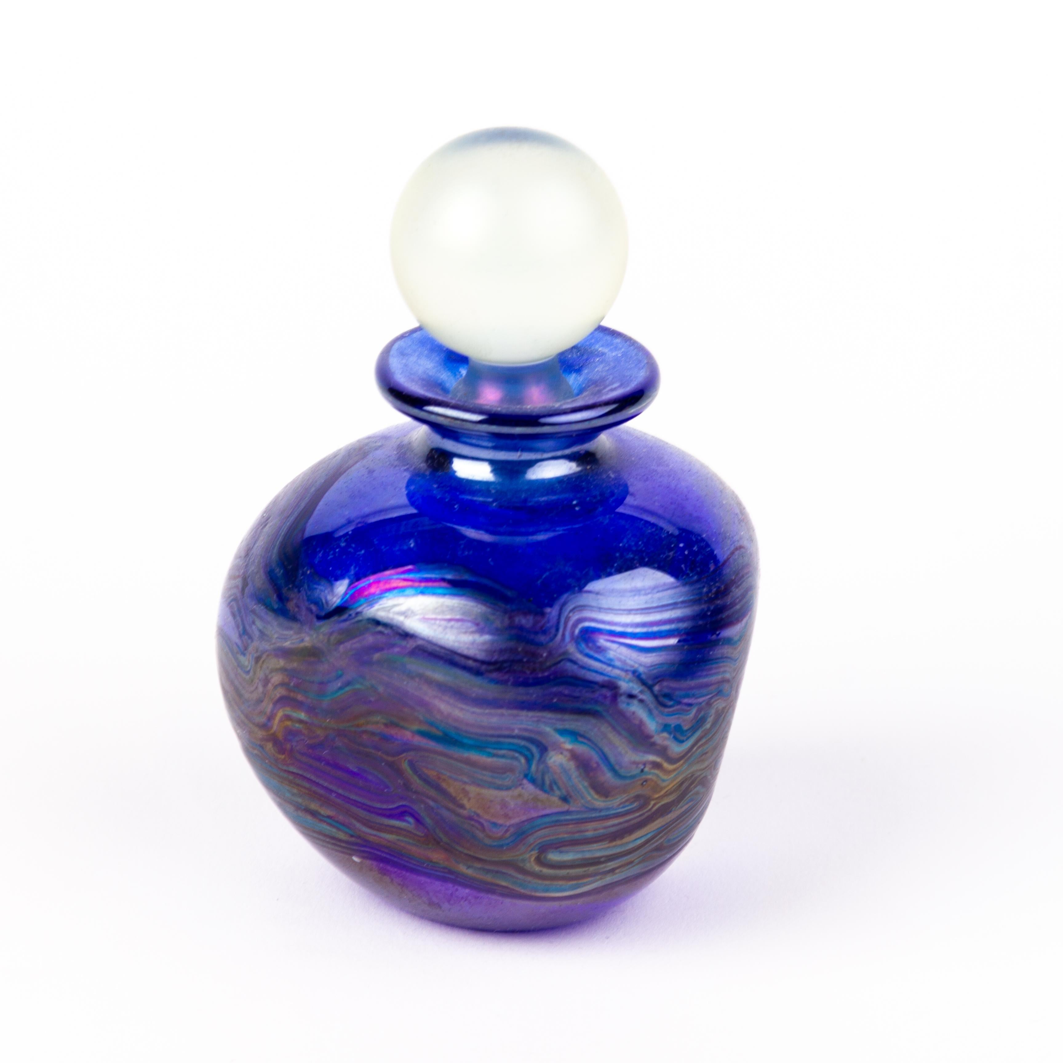 20ième siècle Flacon de parfum en verre design irisé de Malte