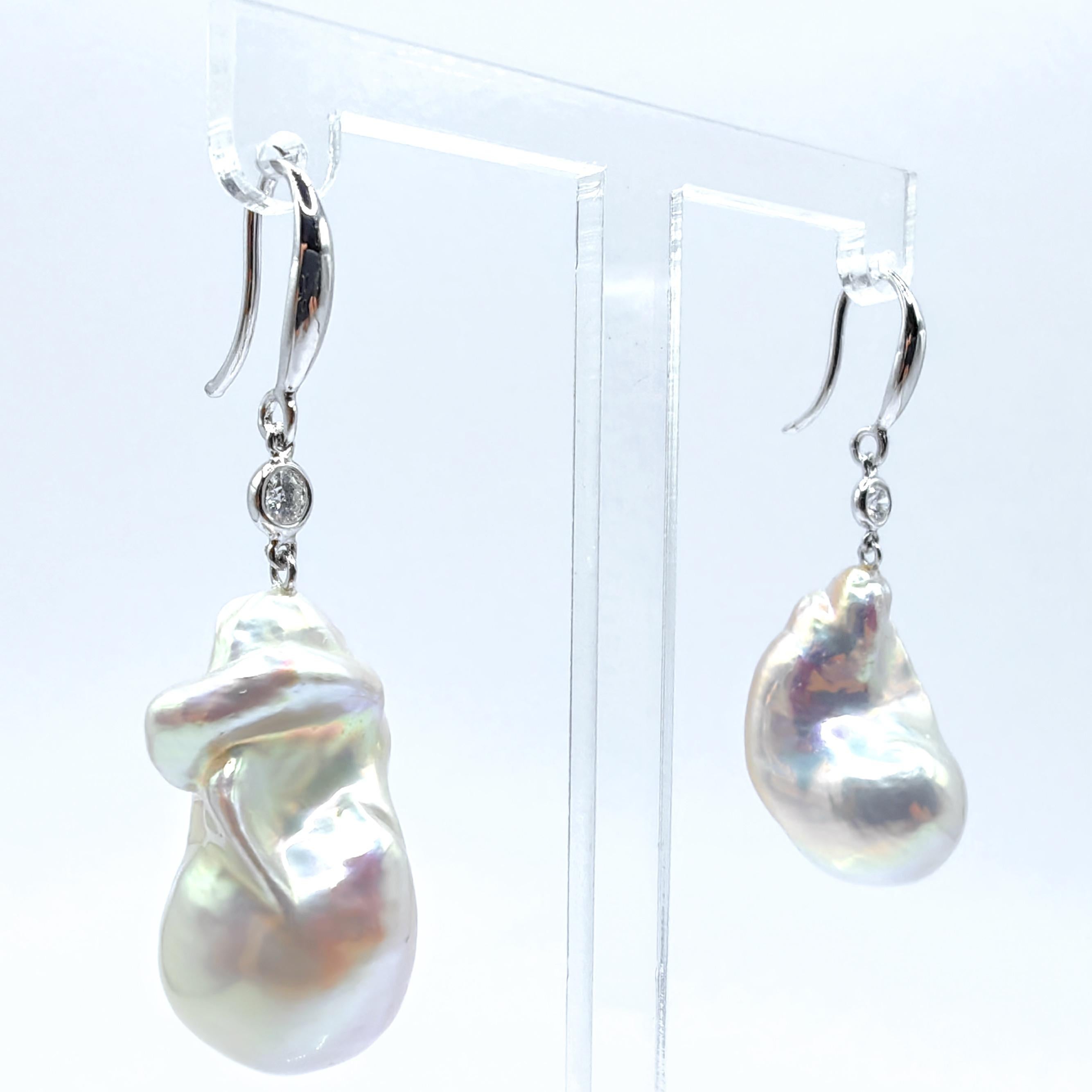 Contemporain Boucles d'oreilles pendantes en or blanc 18 carats, perles baroques blanches métallisées irisées et diamants en vente