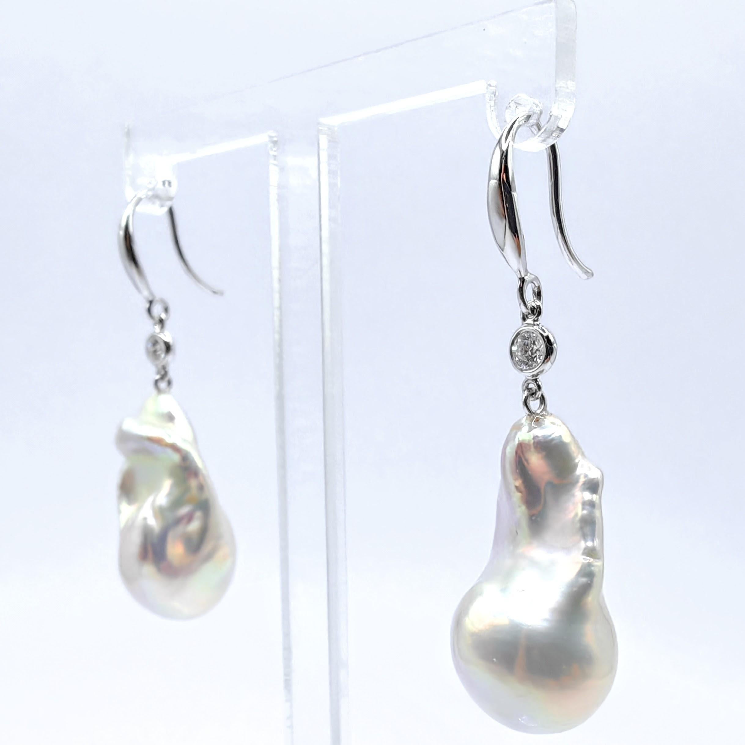 Taille brillant Boucles d'oreilles pendantes en or blanc 18 carats, perles baroques blanches métallisées irisées et diamants en vente