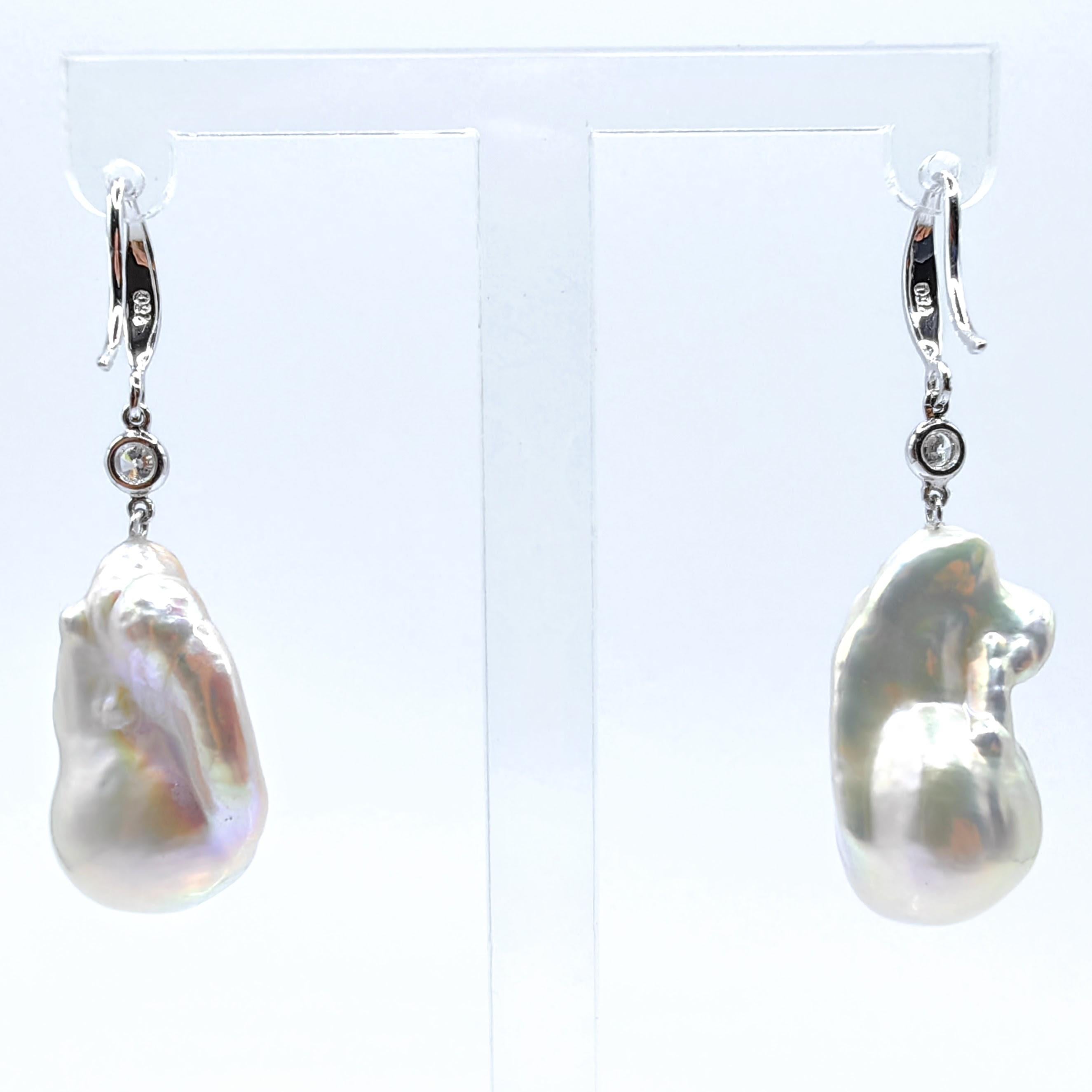 Boucles d'oreilles pendantes en or blanc 18 carats, perles baroques blanches métallisées irisées et diamants Neuf - En vente à Wan Chai District, HK
