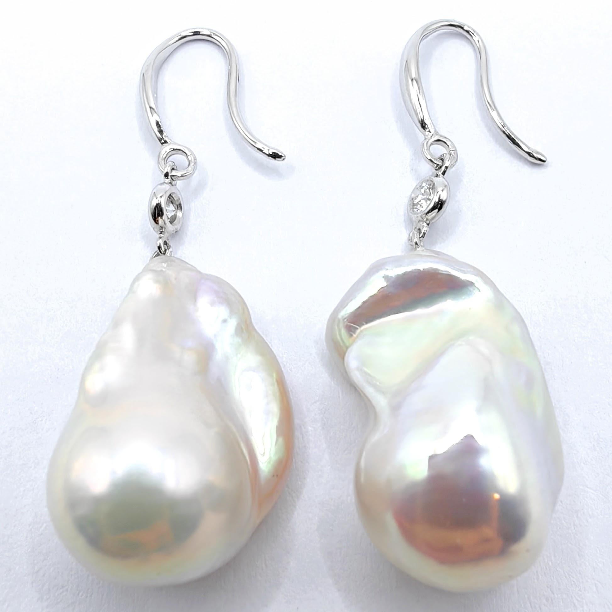 Boucles d'oreilles pendantes en or blanc 18 carats, perles baroques blanches métallisées irisées et diamants Pour femmes en vente