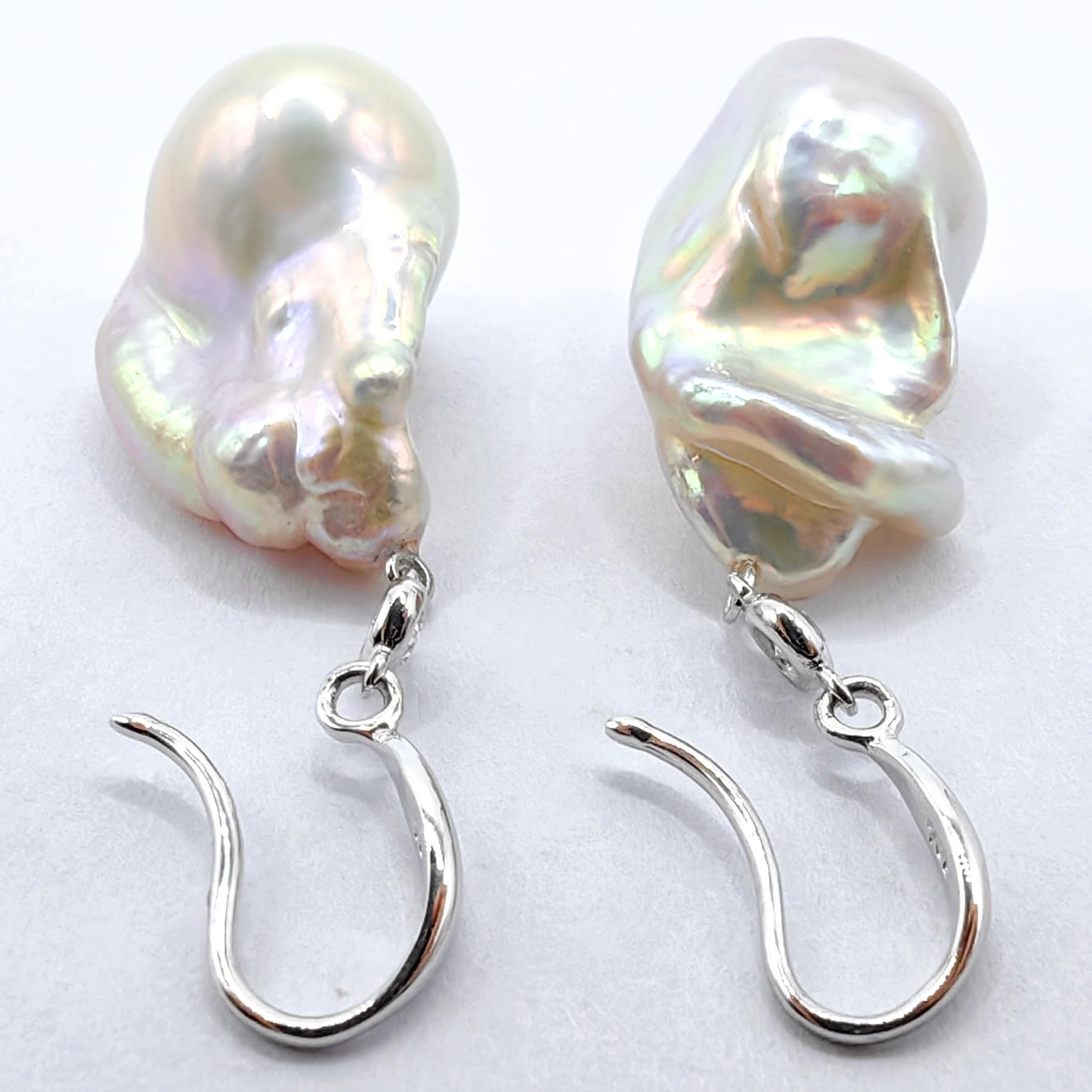 Boucles d'oreilles pendantes en or blanc 18 carats, perles baroques blanches métallisées irisées et diamants en vente 1