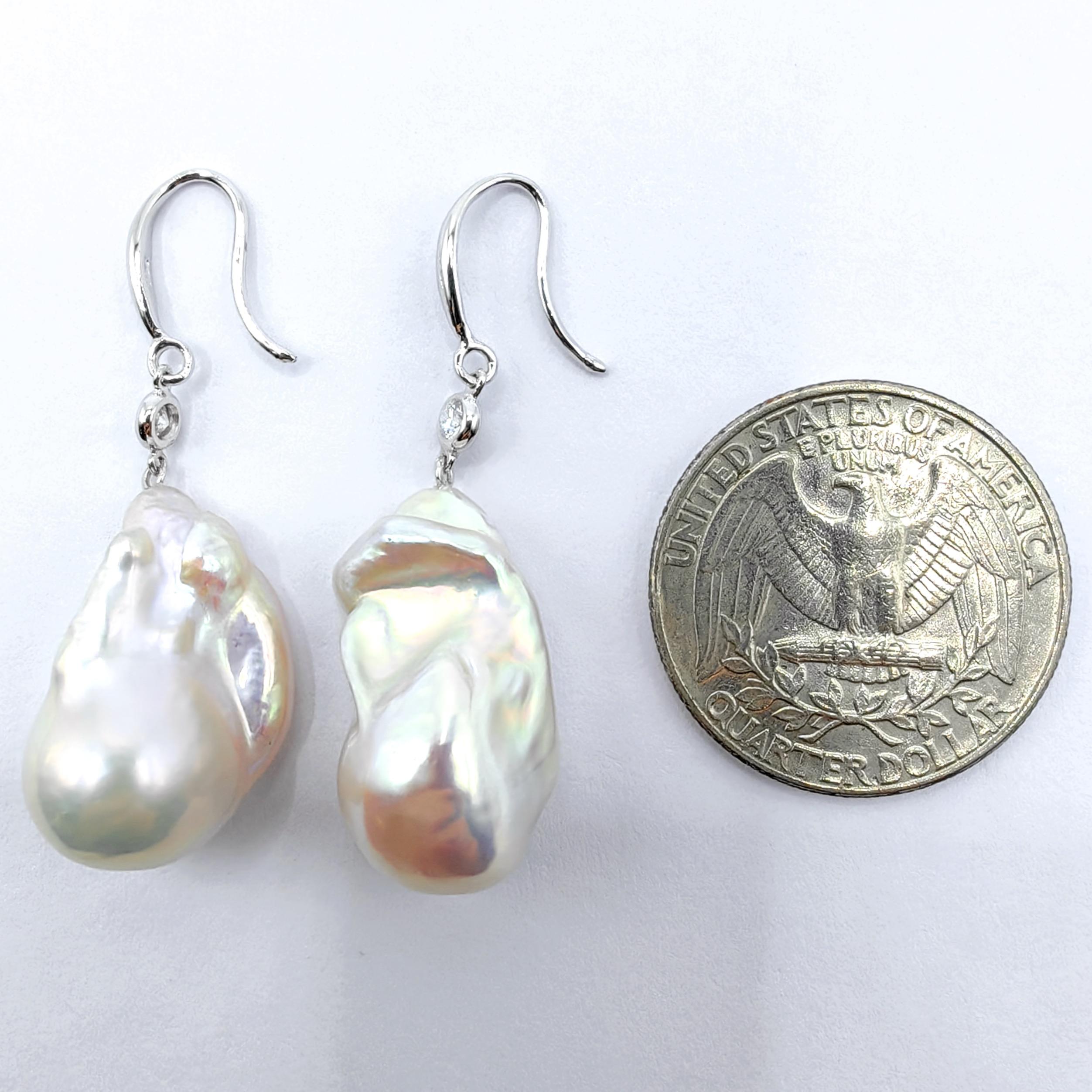 Boucles d'oreilles pendantes en or blanc 18 carats, perles baroques blanches métallisées irisées et diamants en vente 2