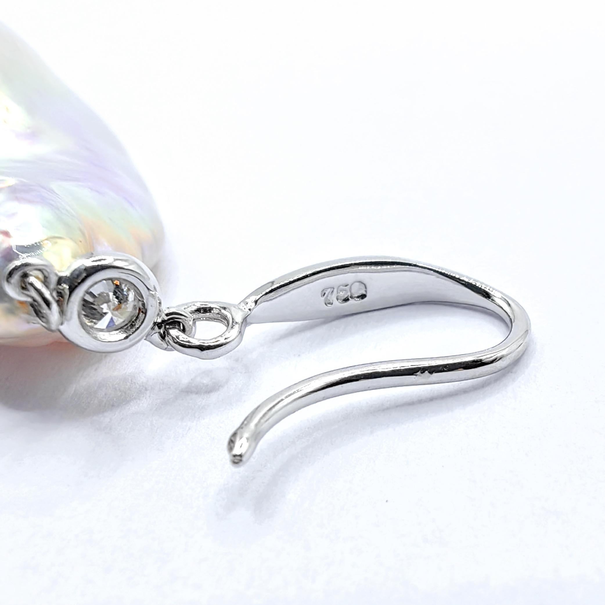 Boucles d'oreilles pendantes en or blanc 18 carats, perles baroques blanches métallisées irisées et diamants en vente 3