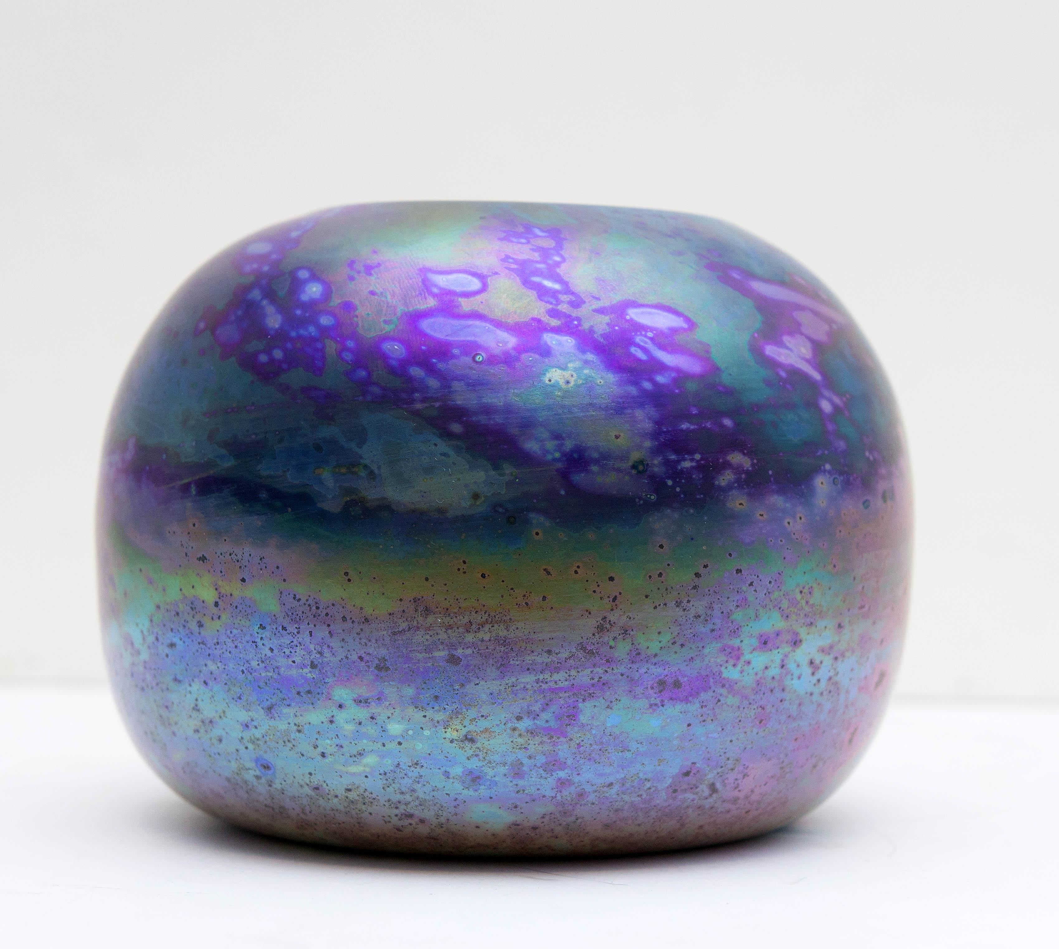 Vaso iridescente in vetro artistico del Mid-Century Modern di Robert Eikholt. Mano soffiata. Firmato e datato 1977. Un'opera molto precoce dell'artista. Robert Eickholt è un noto artista del vetro che da oltre 30 anni crea un vetro soffiato