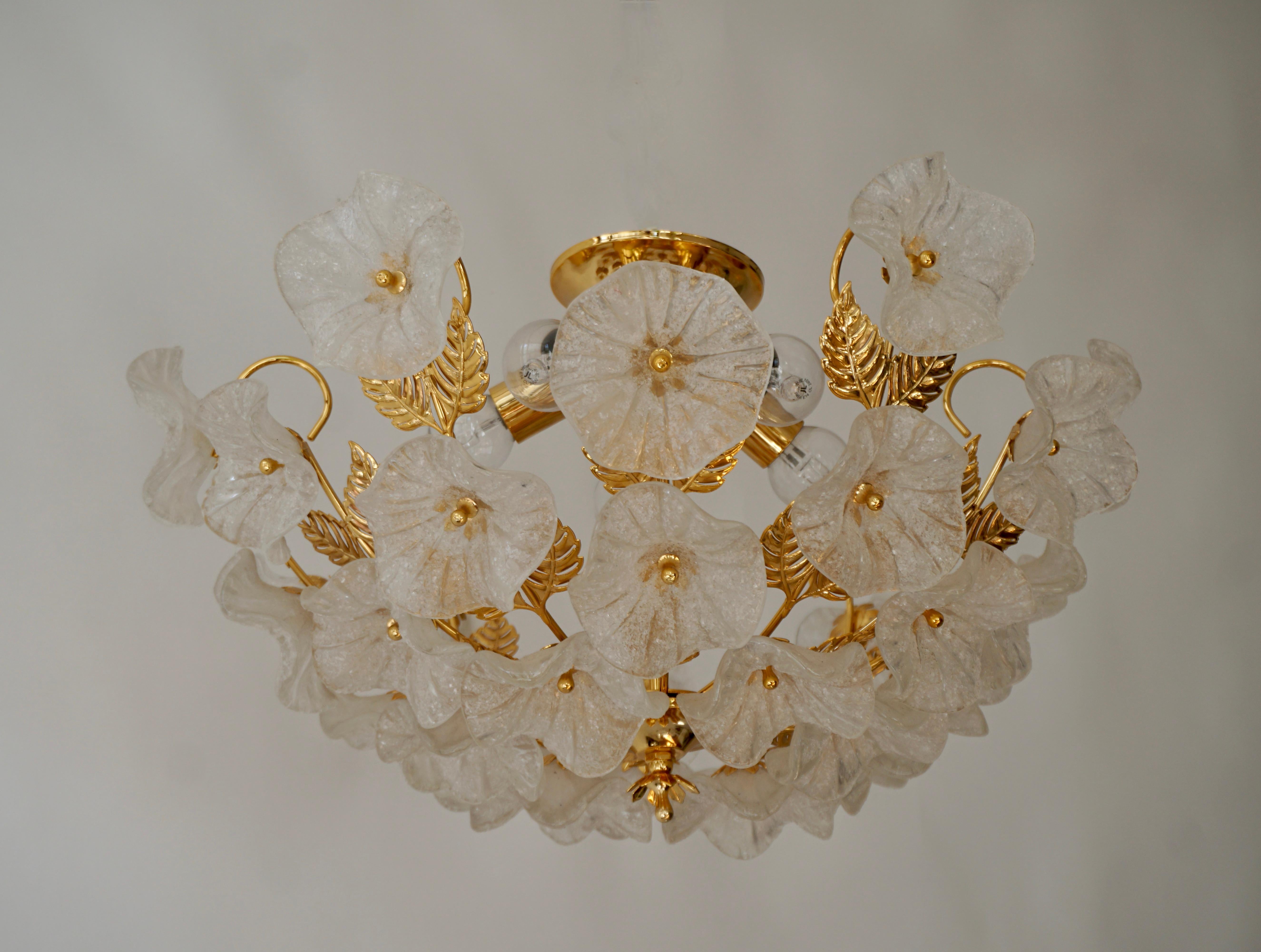 Iridescent Murano glass and brass floral ceiling light or wall light. 
Italy,1970s

Measures: 
Diameter 54 cm. Height 30 cm. 
Five E14 bulbs.

