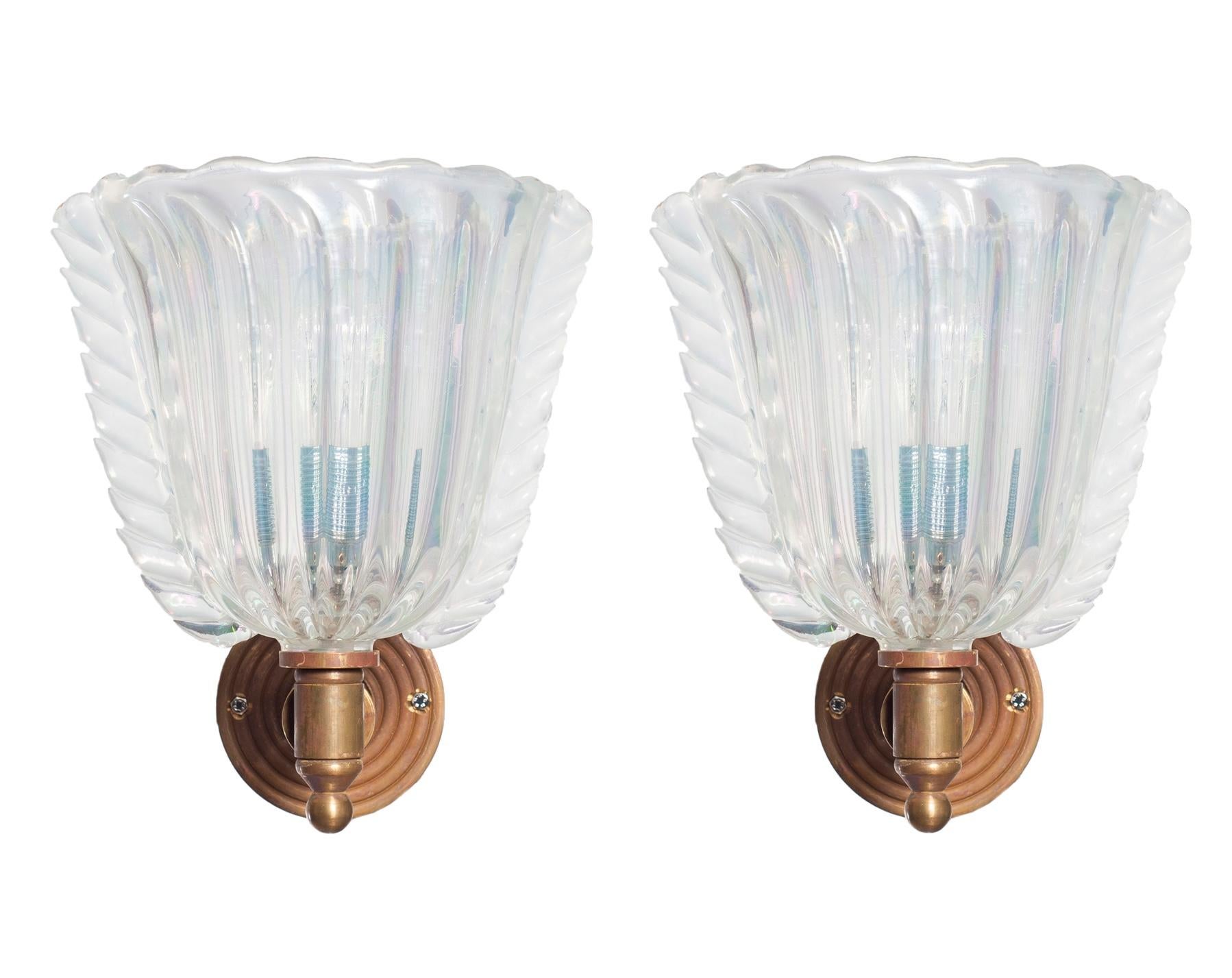 Un testamento della maestria di Murano

Questo raro e squisito set di quattro appliques rappresenta l'apice dell'arte illuminotecnica italiana del tardo Mid-Century Modern. Progettati e realizzati dal celebre maestro vetraio Giovanni Dalla Fina nel