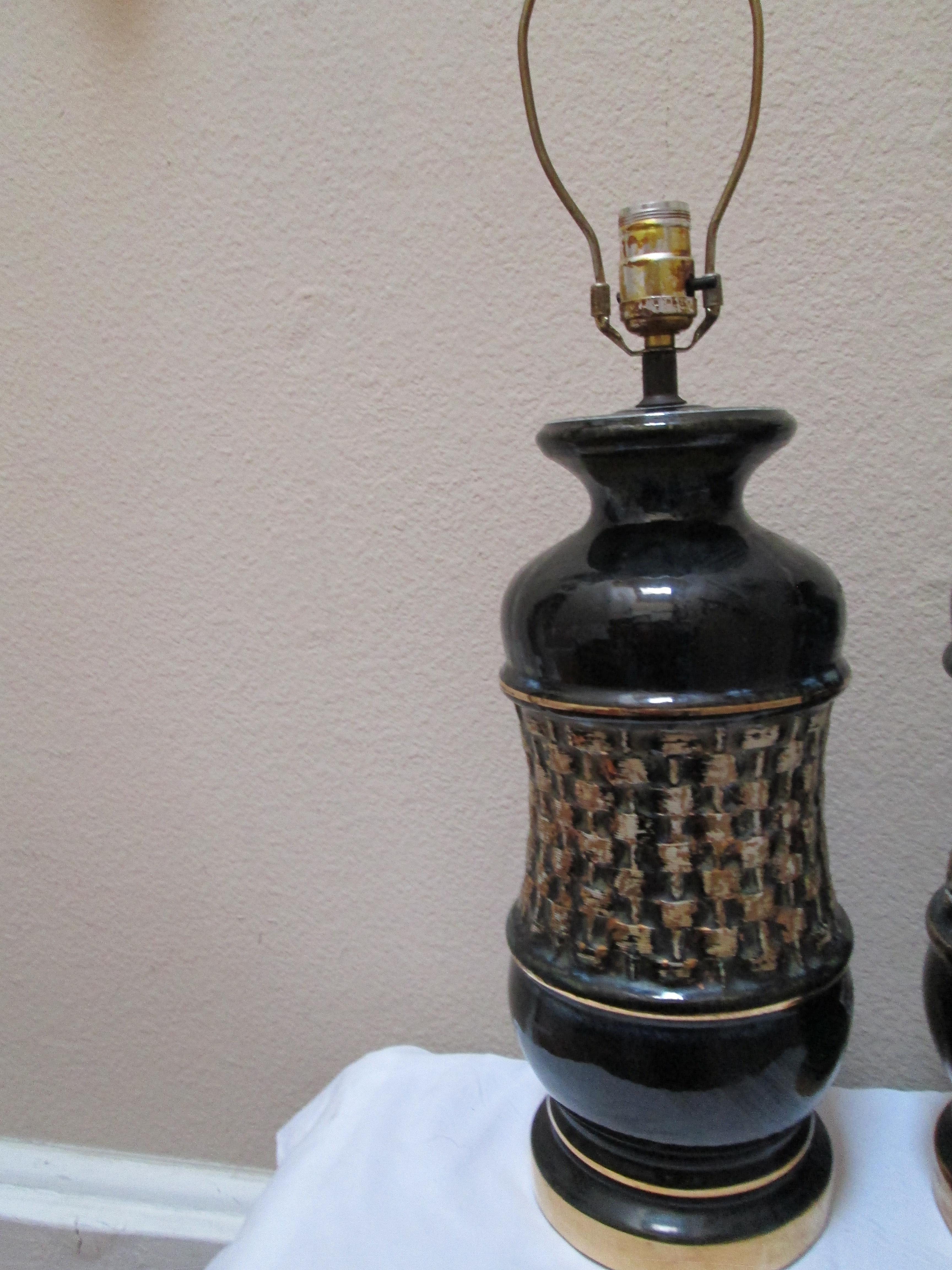 Mid-Century Modern Paire de lampes de bureau du milieu du siècle dernier en céramique noire et or à haute glaçure irisée en vente