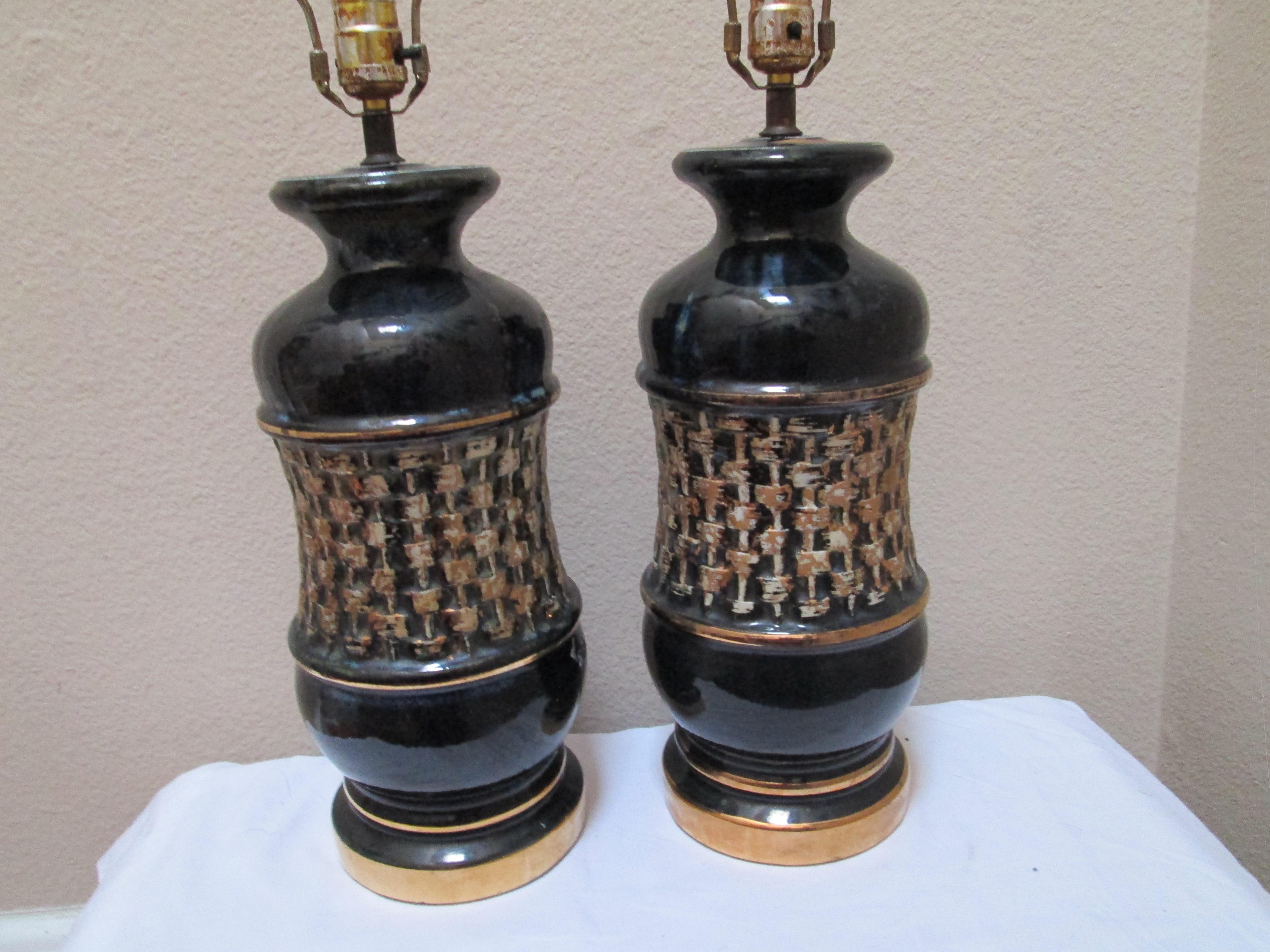 Américain Paire de lampes de bureau du milieu du siècle dernier en céramique noire et or à haute glaçure irisée en vente