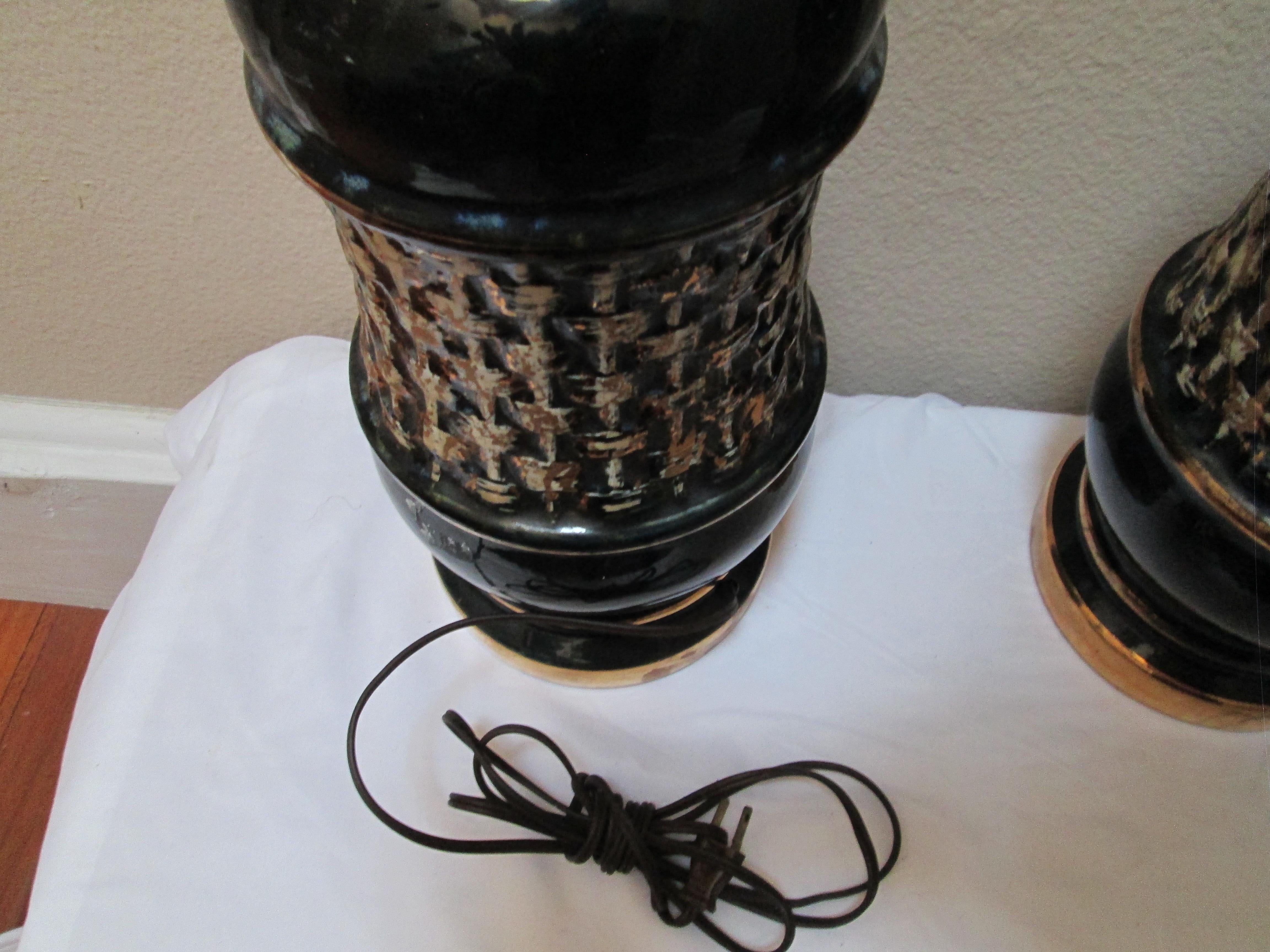 Vernissé Paire de lampes de bureau du milieu du siècle dernier en céramique noire et or à haute glaçure irisée en vente