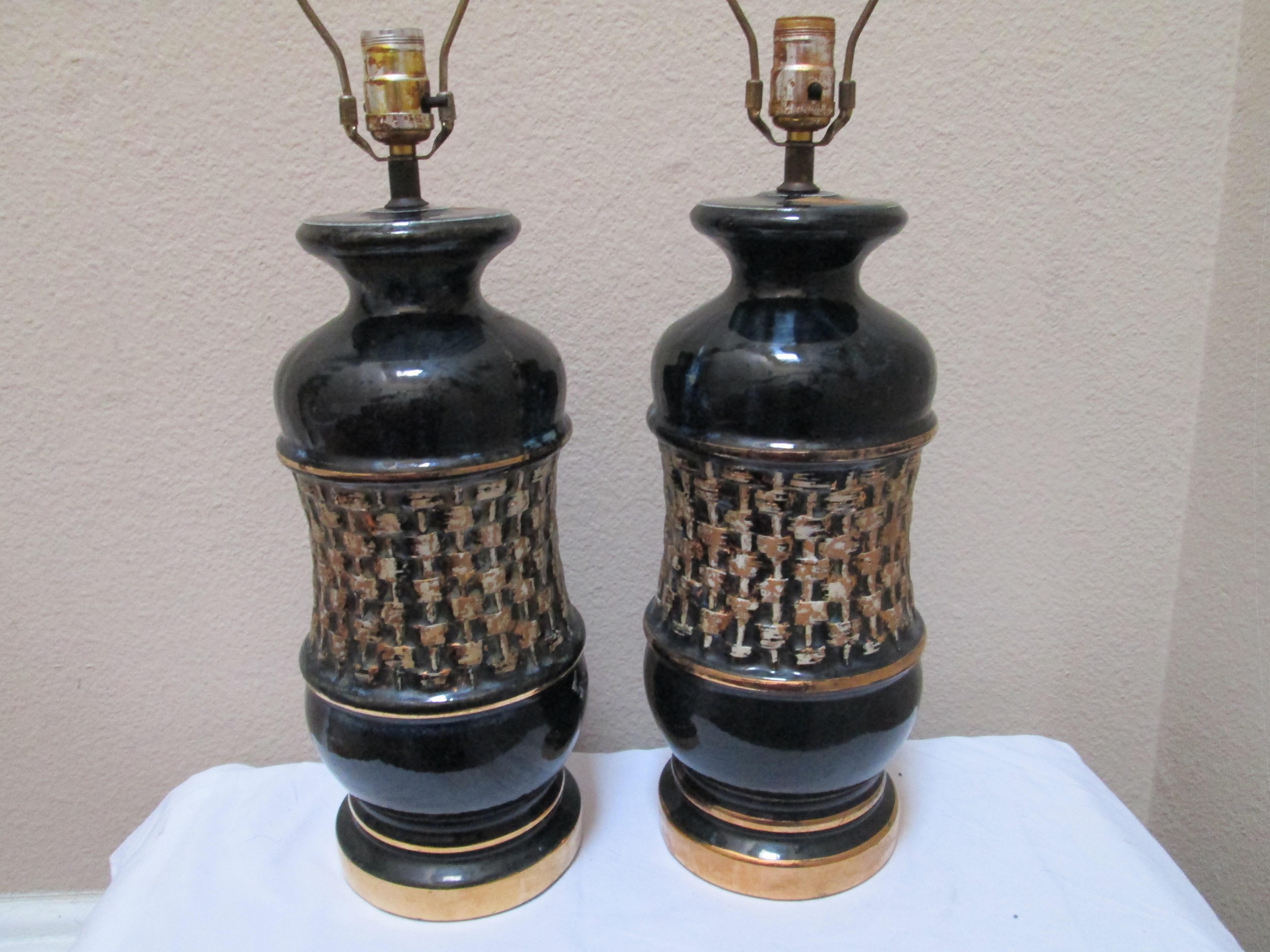 Céramique Paire de lampes de bureau du milieu du siècle dernier en céramique noire et or à haute glaçure irisée en vente