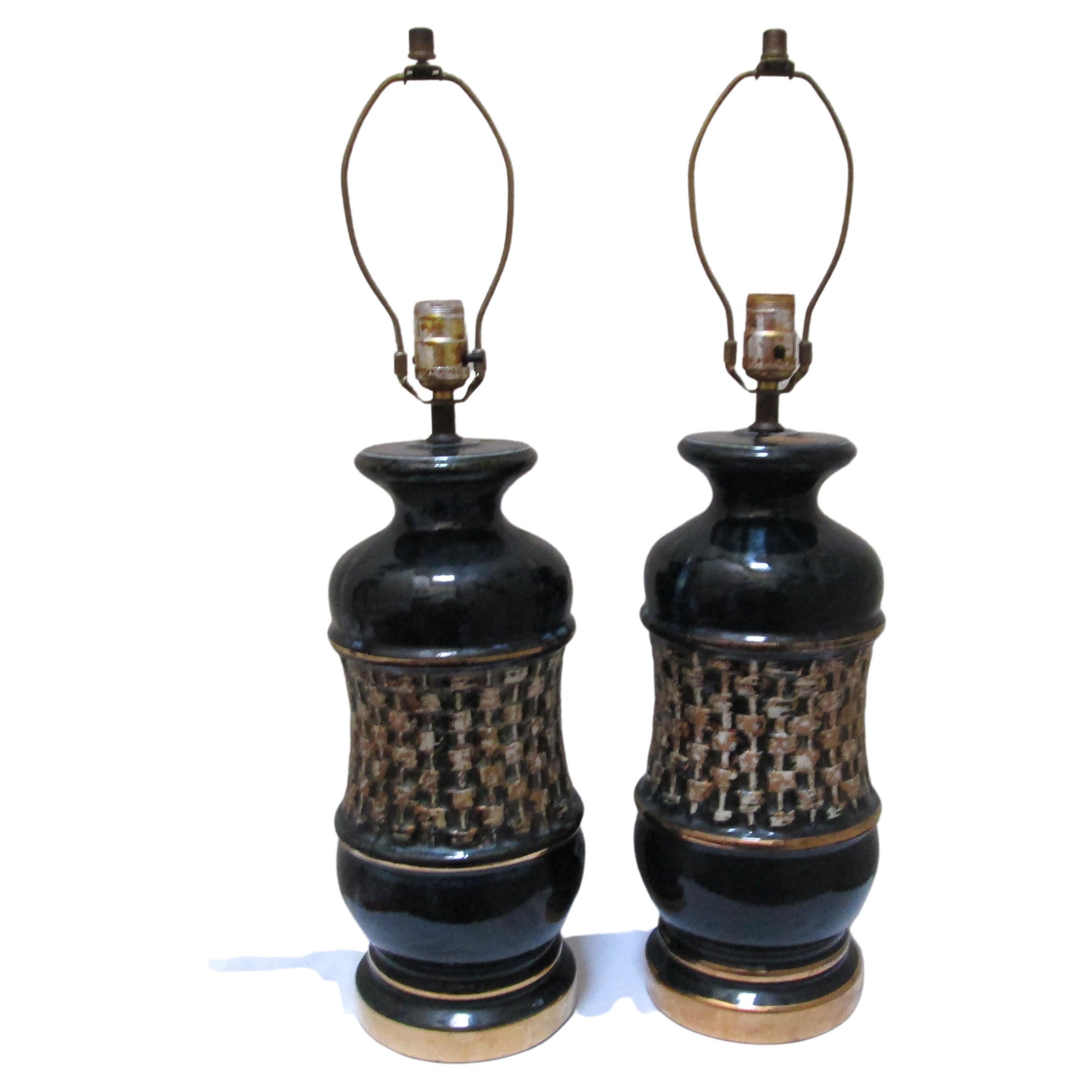 Schillerndes Paar schwarz-goldene Keramik-Tischlampen mit hoher Glasur aus der Mitte des Jahrhunderts