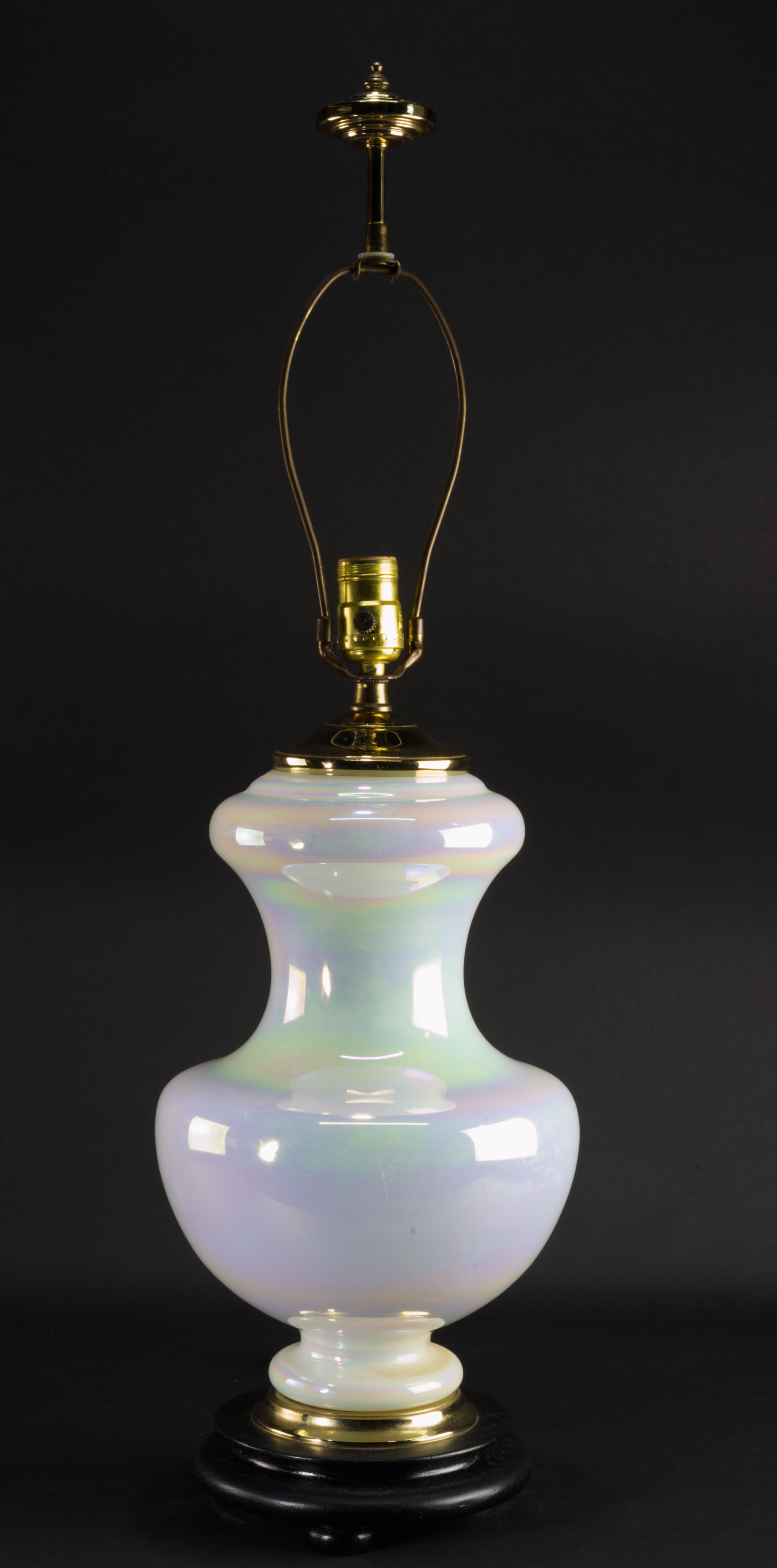 Schillernde Perle Finish Glas Tischlampe Mid Century Modern im Angebot 3