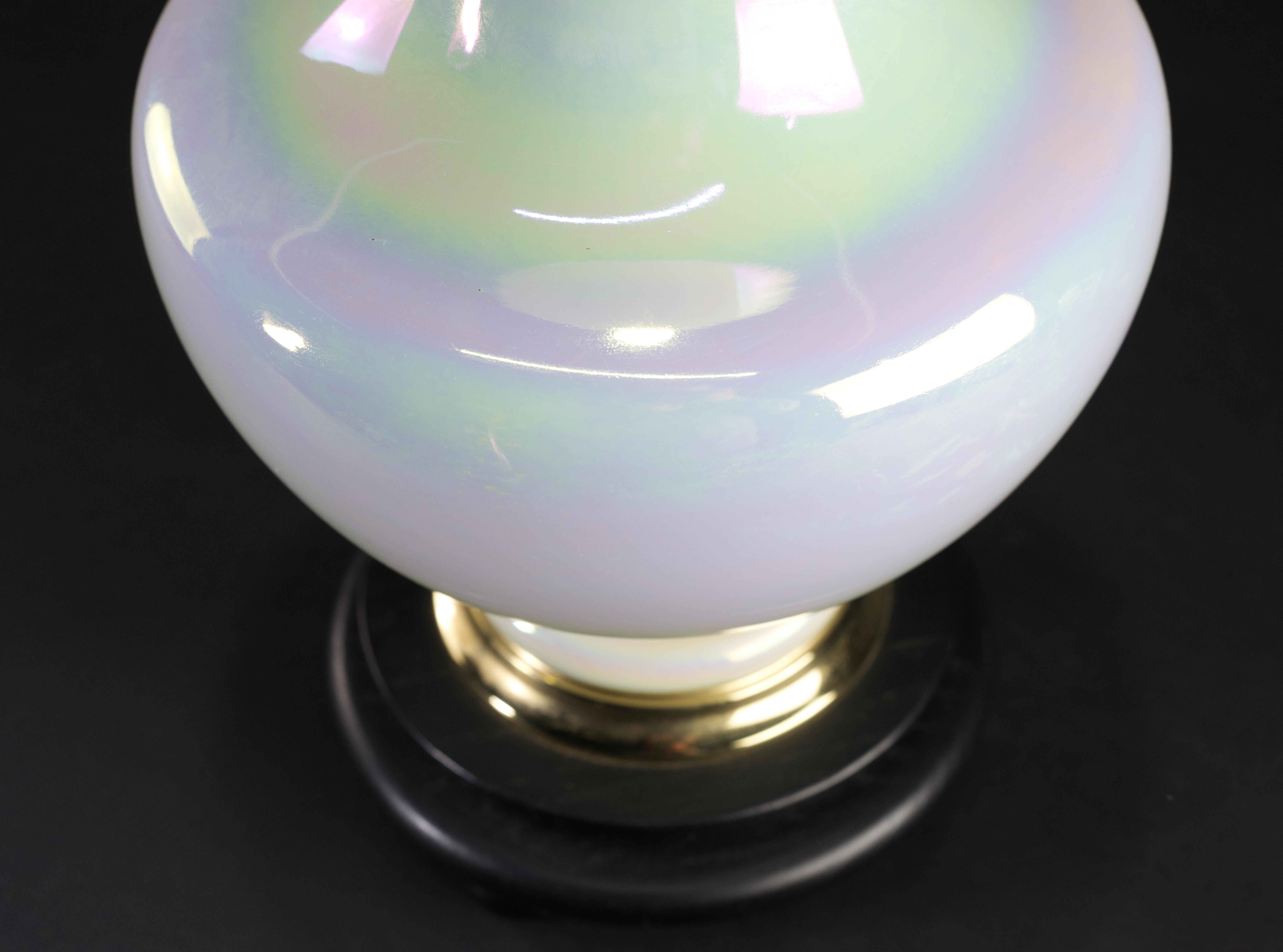 Lampe de bureau mi-siècle moderne en verre irisé finition perle en vente 4